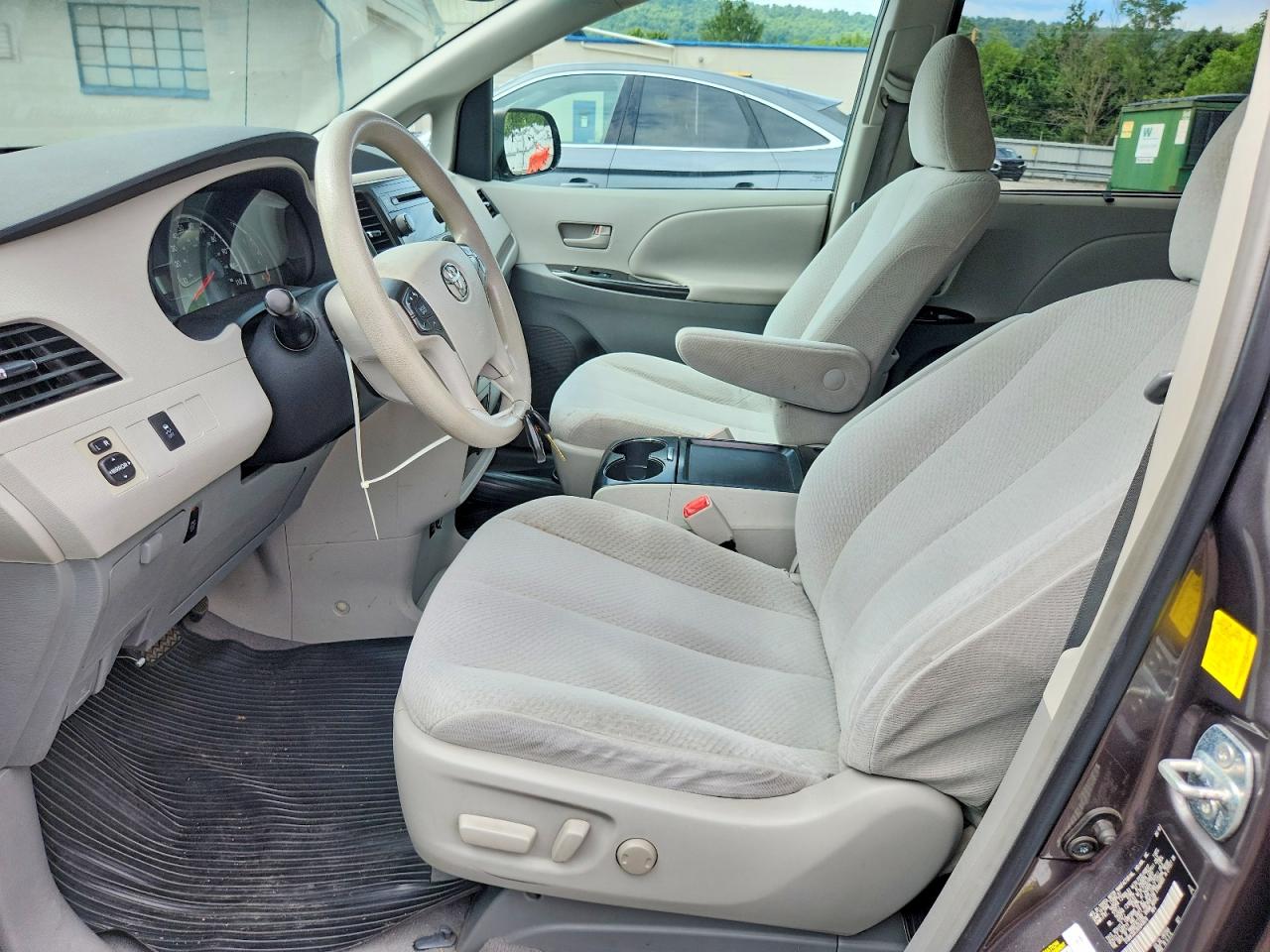 2011 Toyota Sienna Le Gray vin: 5TDKK3DC2BS049676
