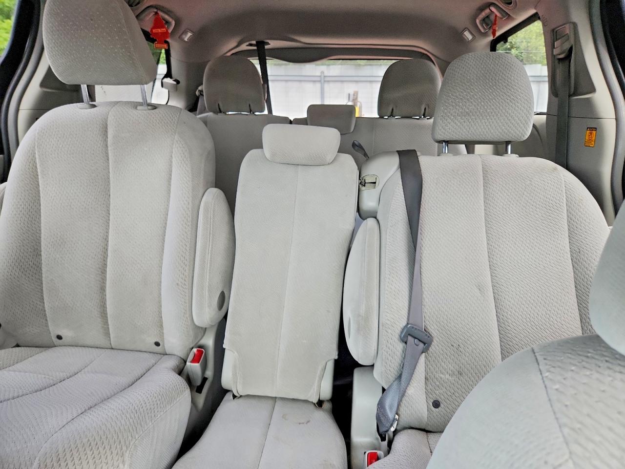 2011 Toyota Sienna Le Gray vin: 5TDKK3DC2BS049676