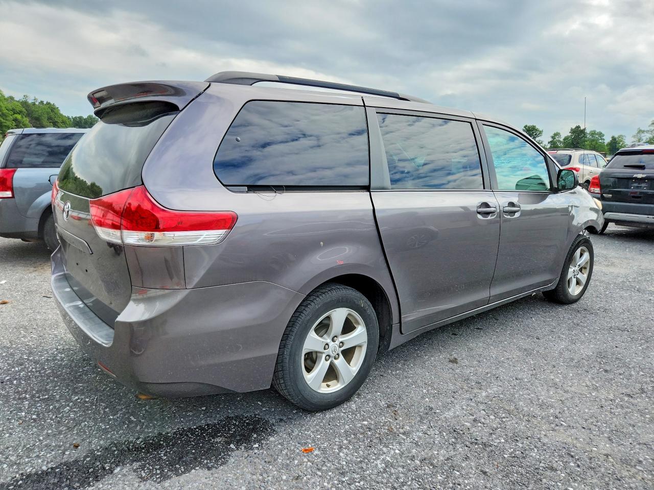 2011 Toyota Sienna Le Gray vin: 5TDKK3DC2BS049676