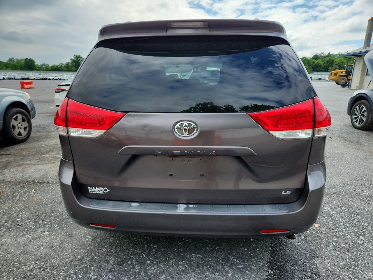 2011 Toyota Sienna Le Gray vin: 5TDKK3DC2BS049676