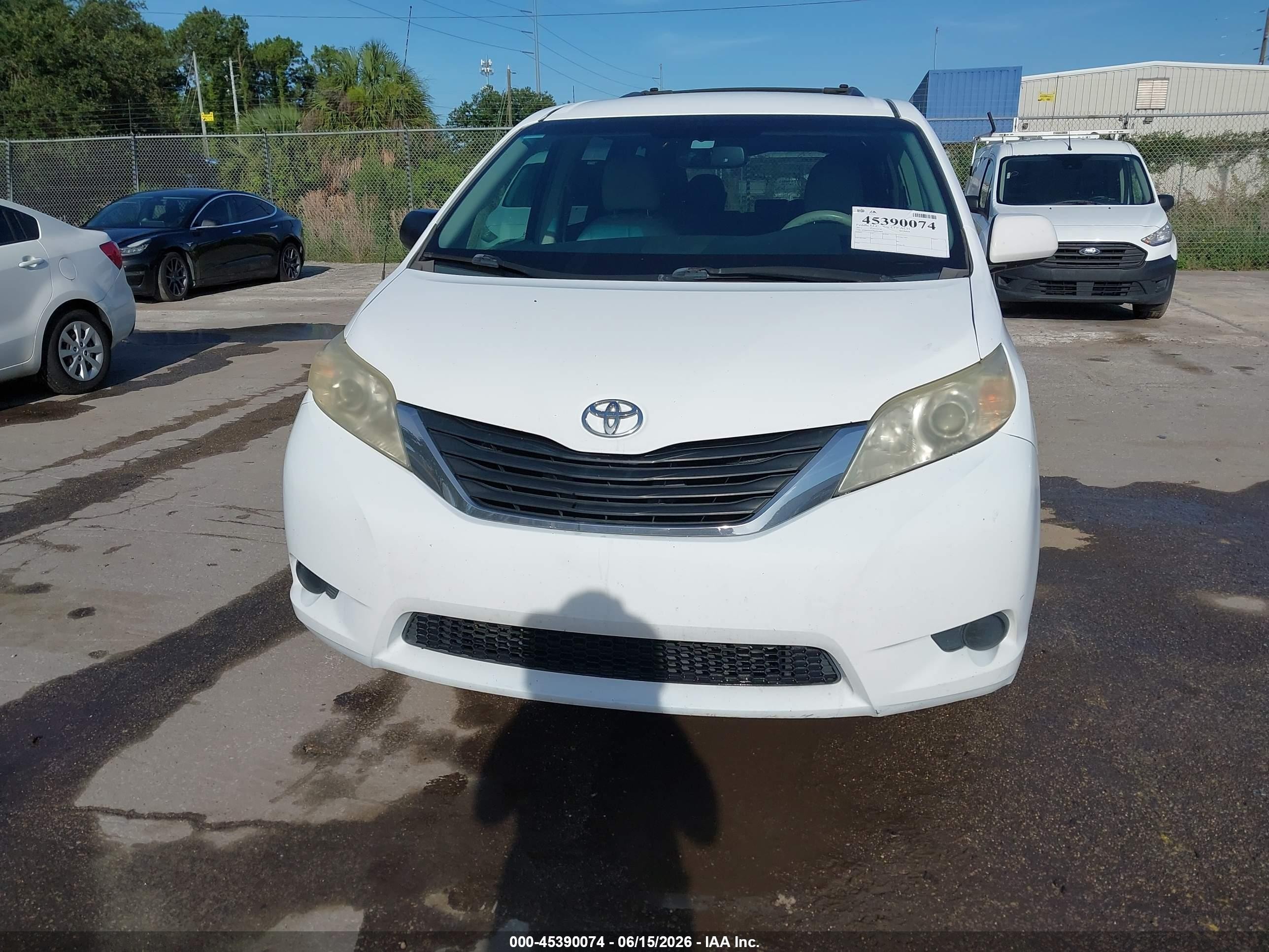 2011 Toyota Sienna Le V6 Белый vin: 5TDKK3DC2BS054862