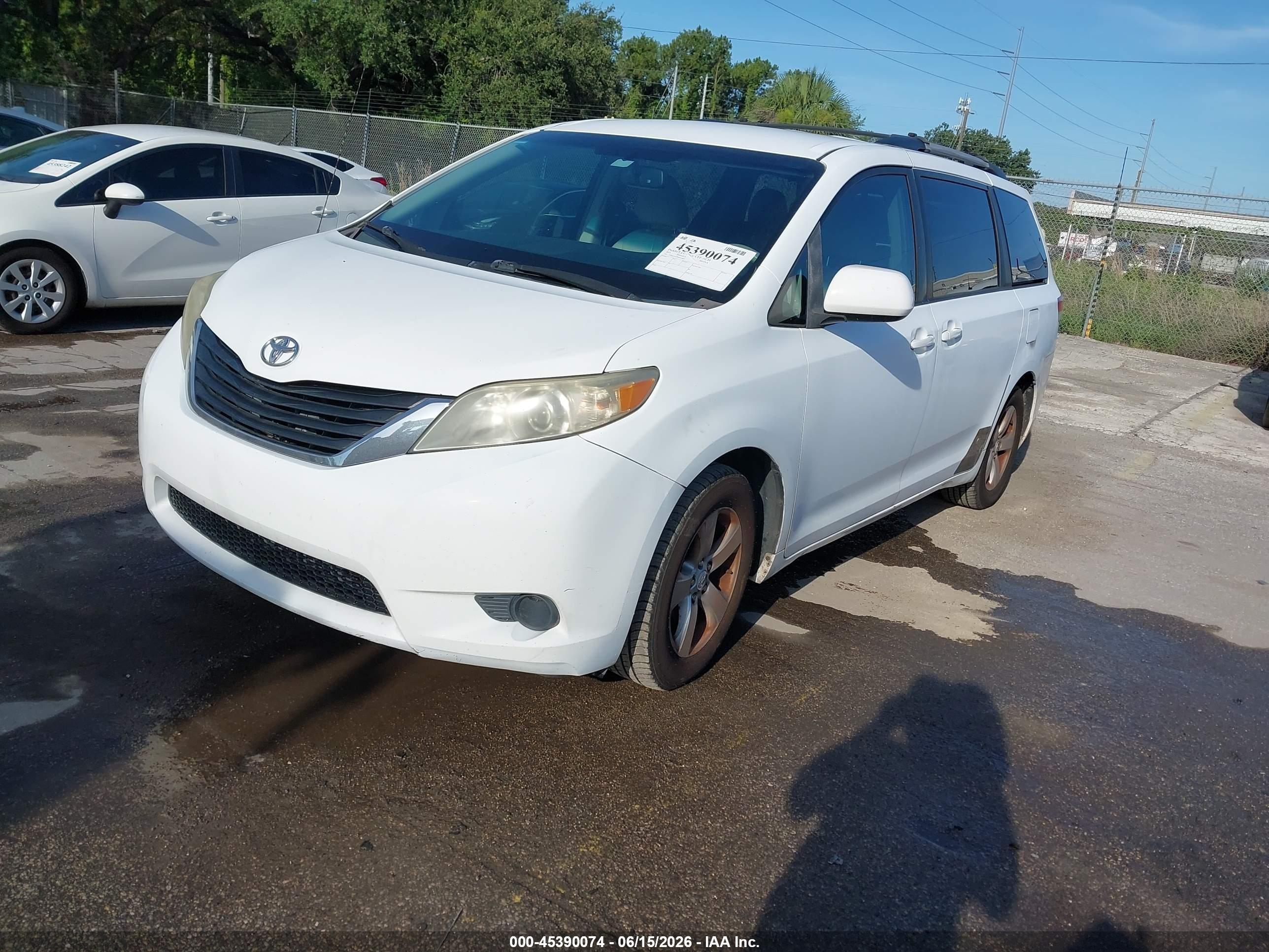 2011 Toyota Sienna Le V6 Белый vin: 5TDKK3DC2BS054862