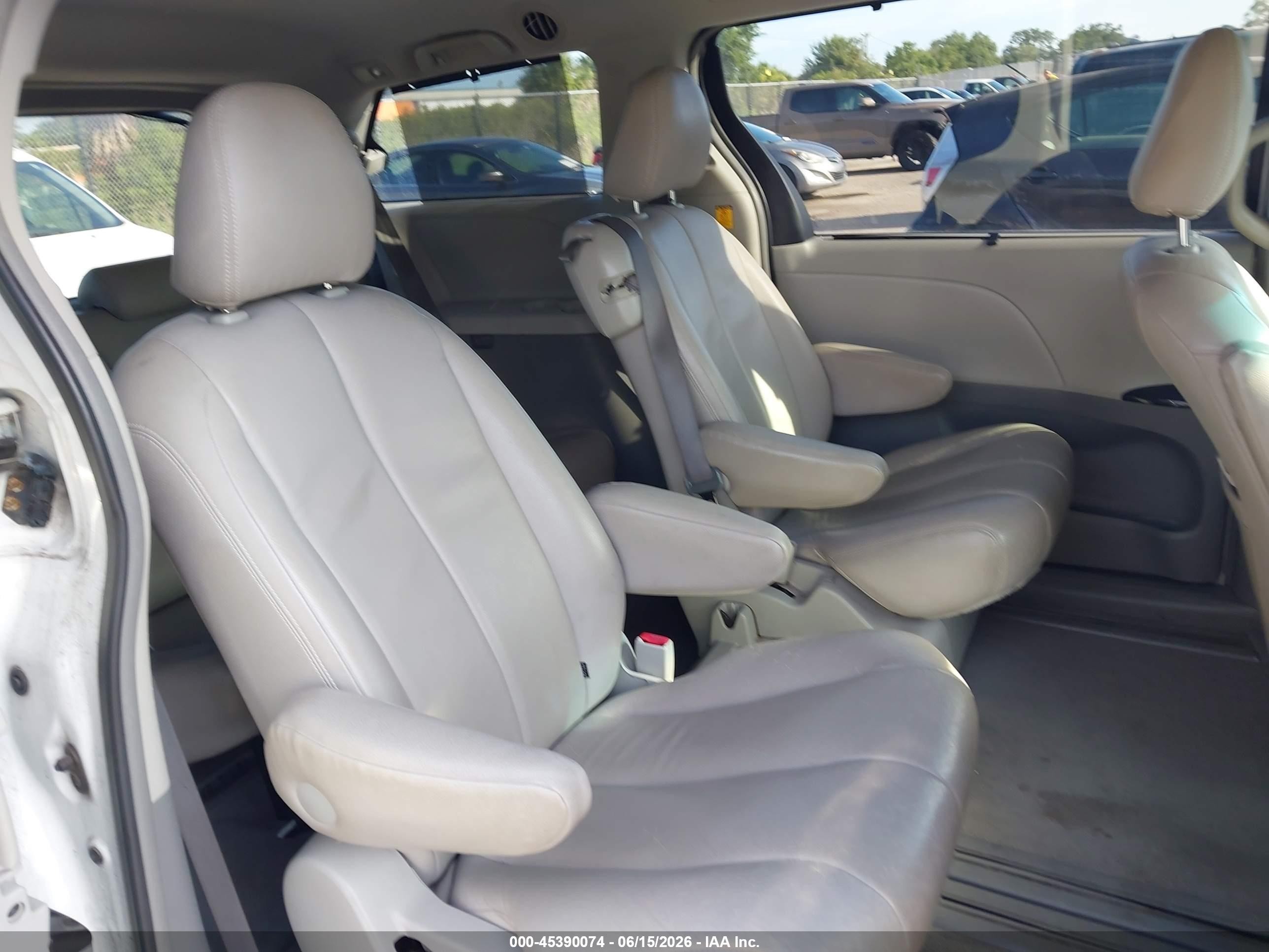 2011 Toyota Sienna Le V6 Белый vin: 5TDKK3DC2BS054862