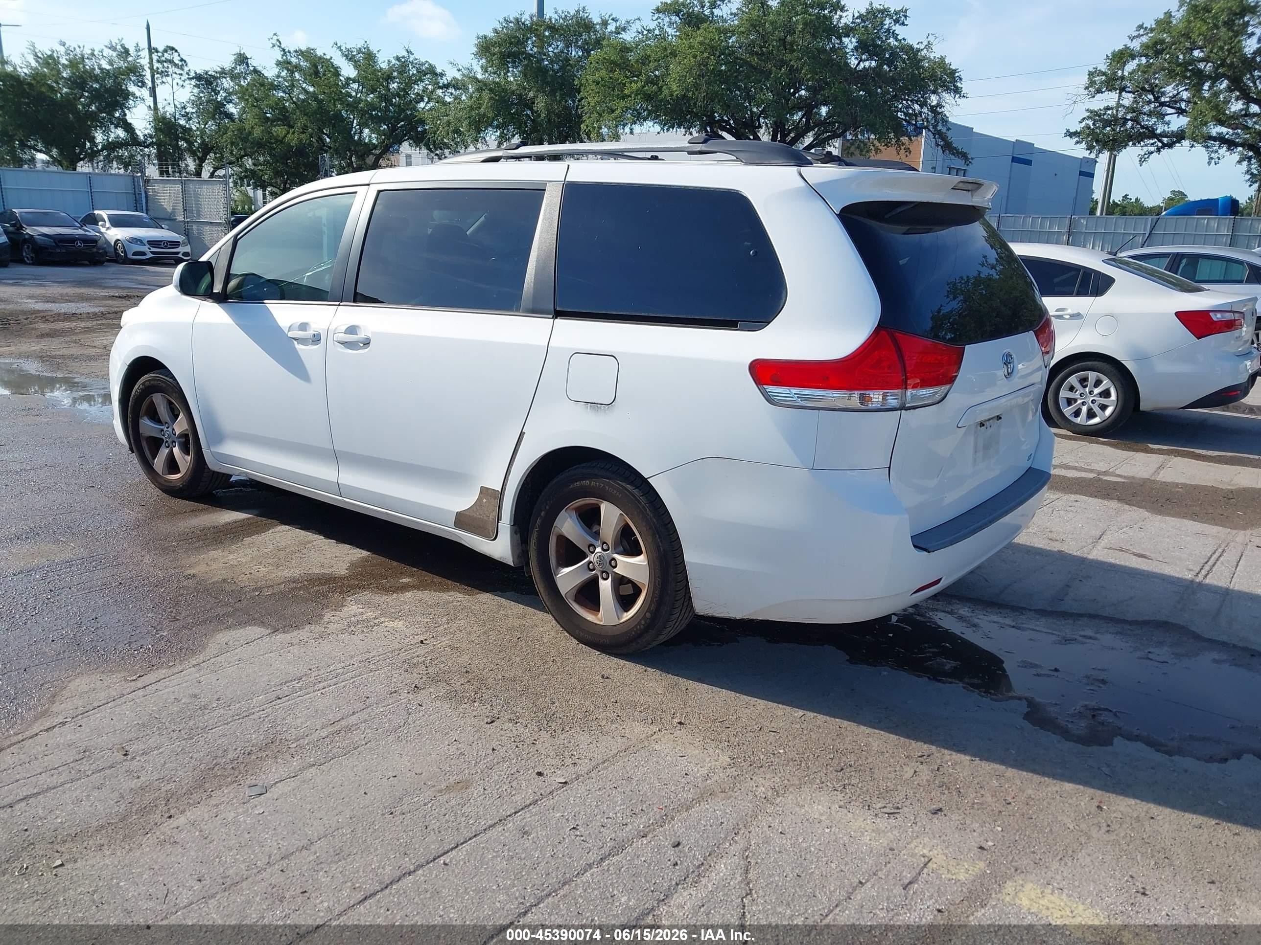 2011 Toyota Sienna Le V6 Белый vin: 5TDKK3DC2BS054862