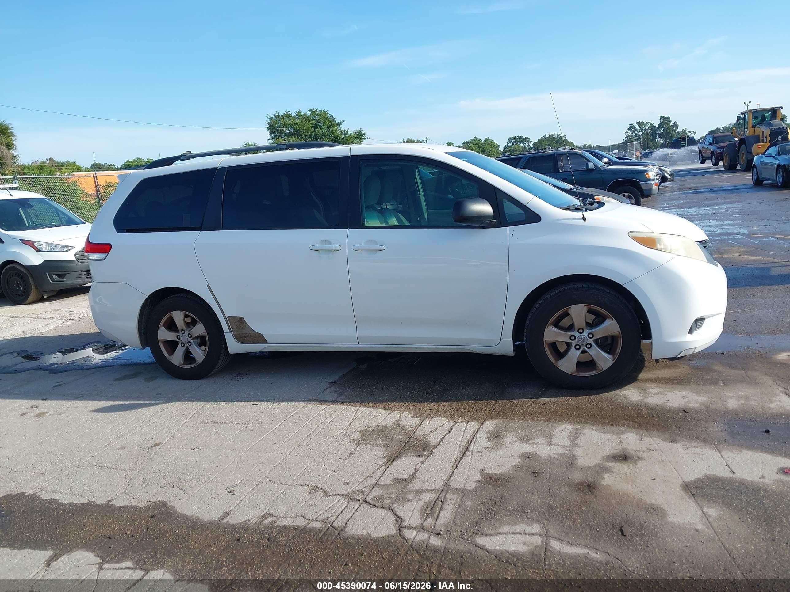 2011 Toyota Sienna Le V6 Белый vin: 5TDKK3DC2BS054862