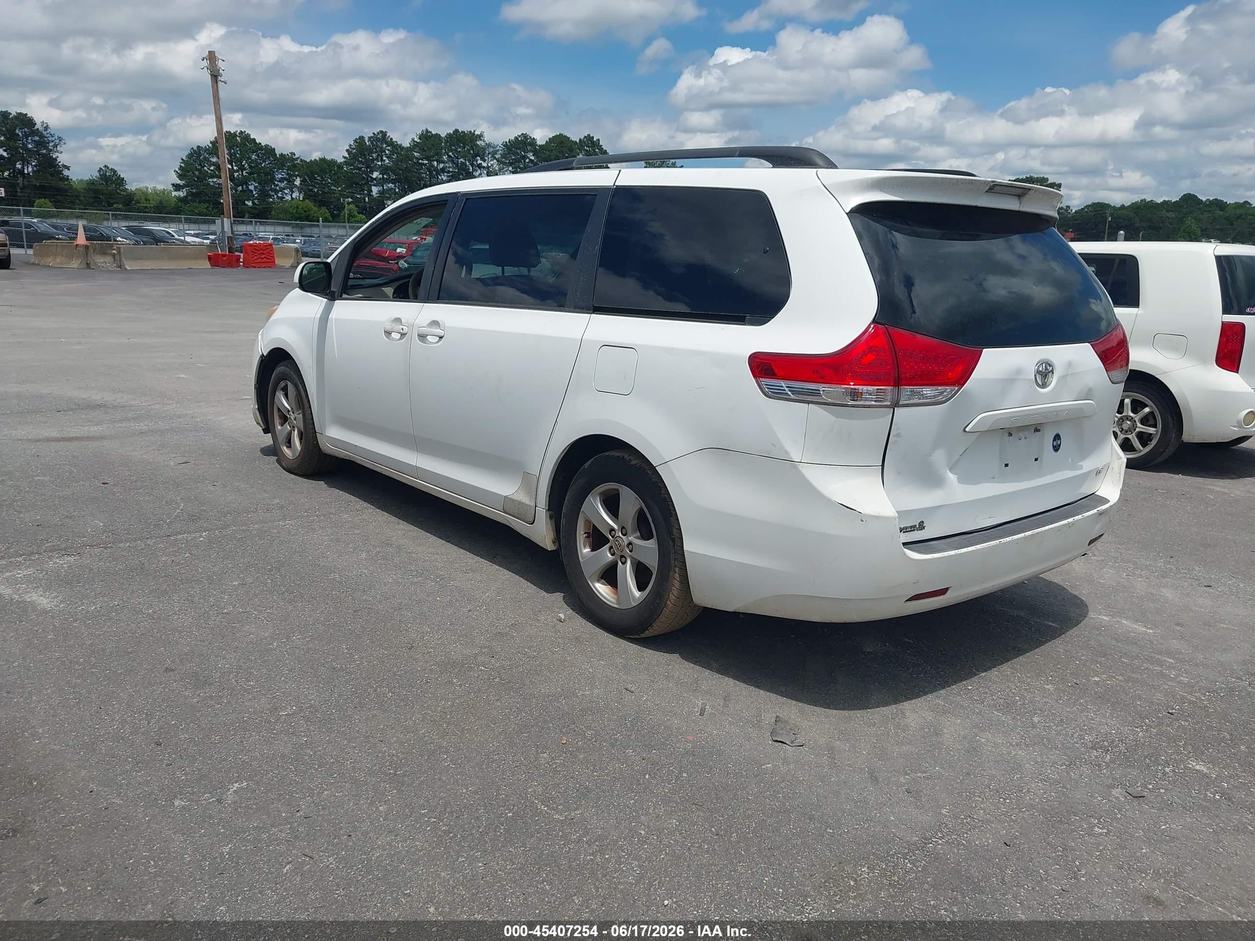 2011 Toyota Sienna Le V6 White vin: 5TDKK3DC2BS066347