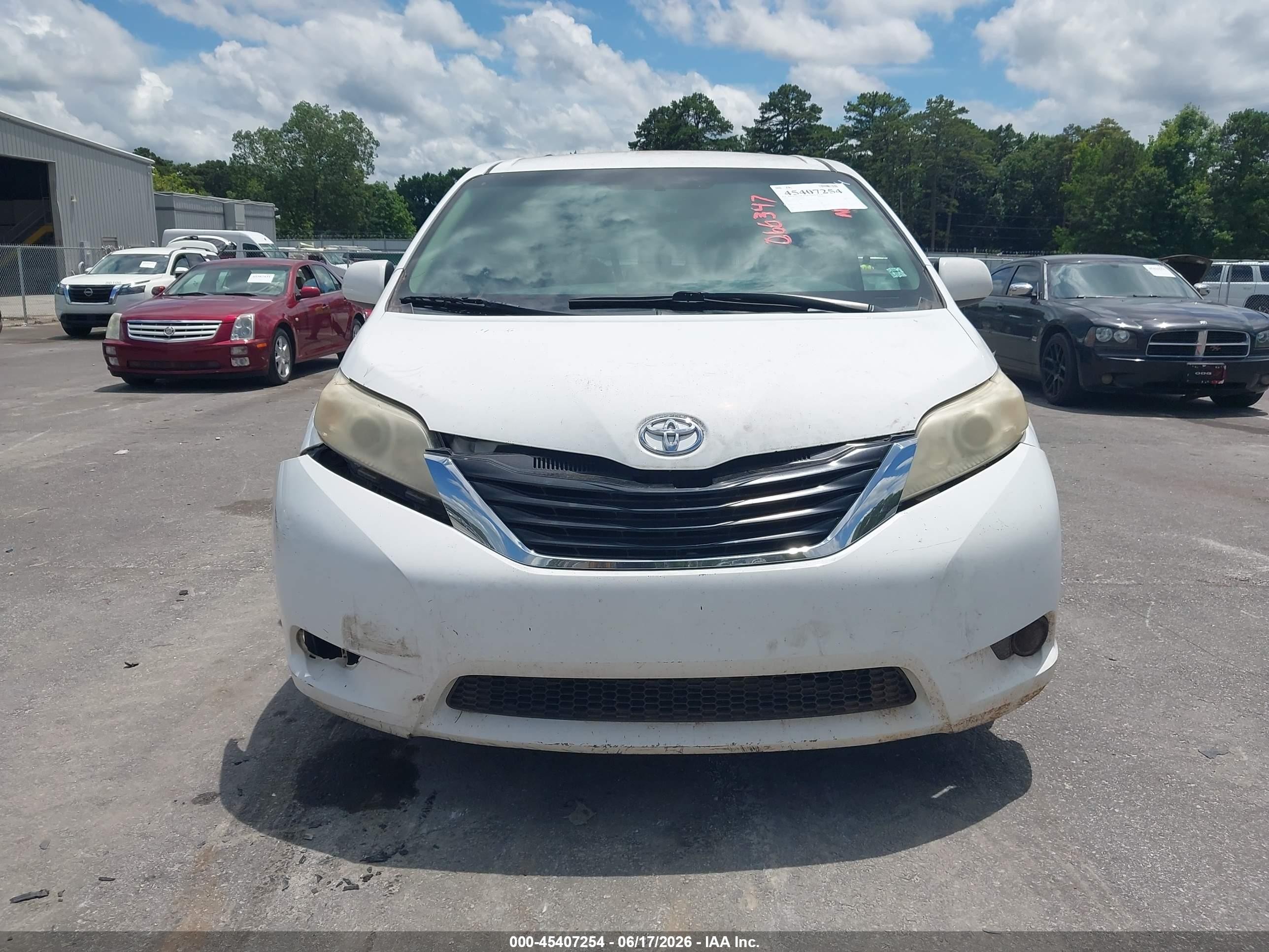 2011 Toyota Sienna Le V6 White vin: 5TDKK3DC2BS066347