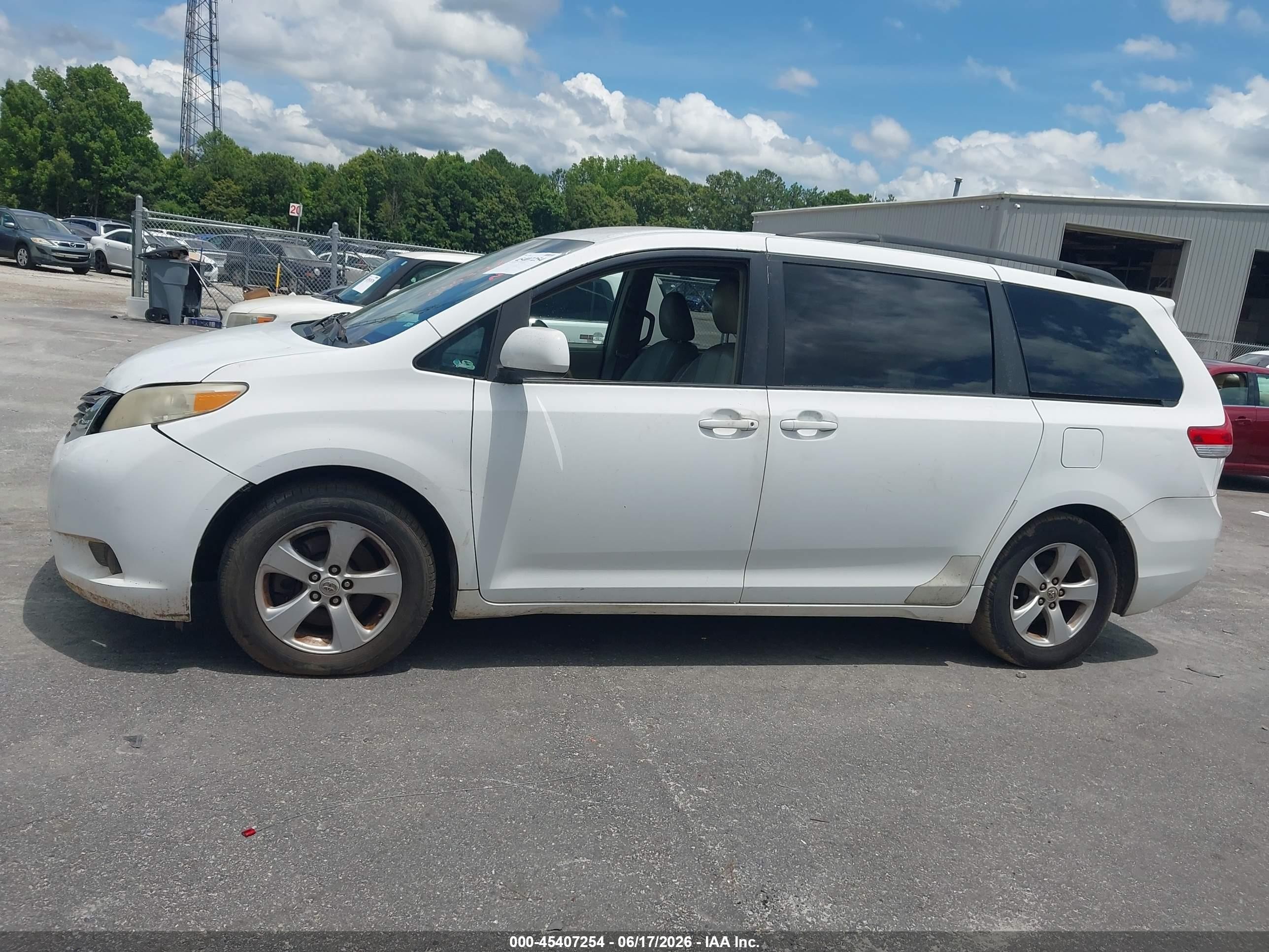 2011 Toyota Sienna Le V6 White vin: 5TDKK3DC2BS066347