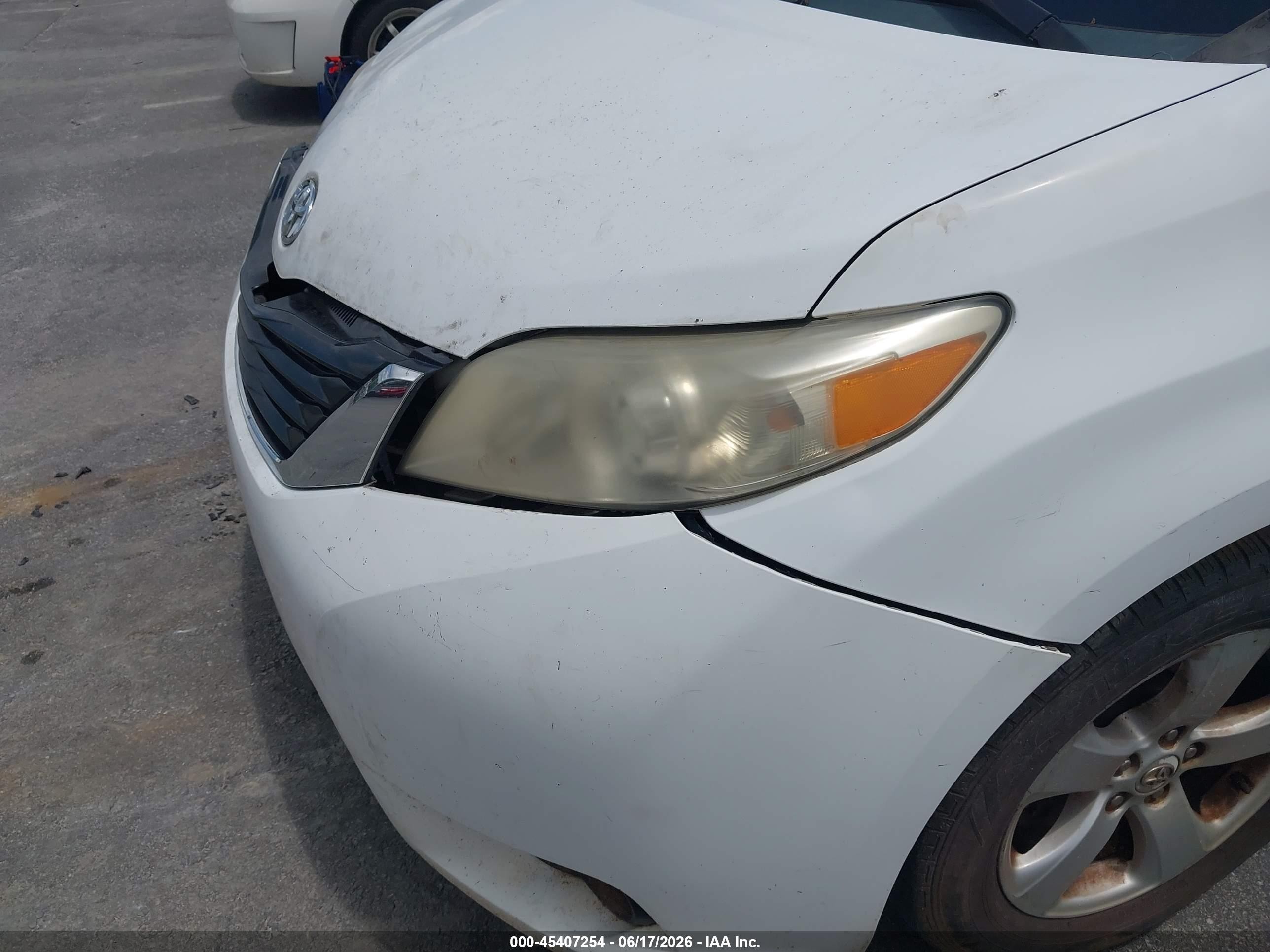 2011 Toyota Sienna Le V6 White vin: 5TDKK3DC2BS066347