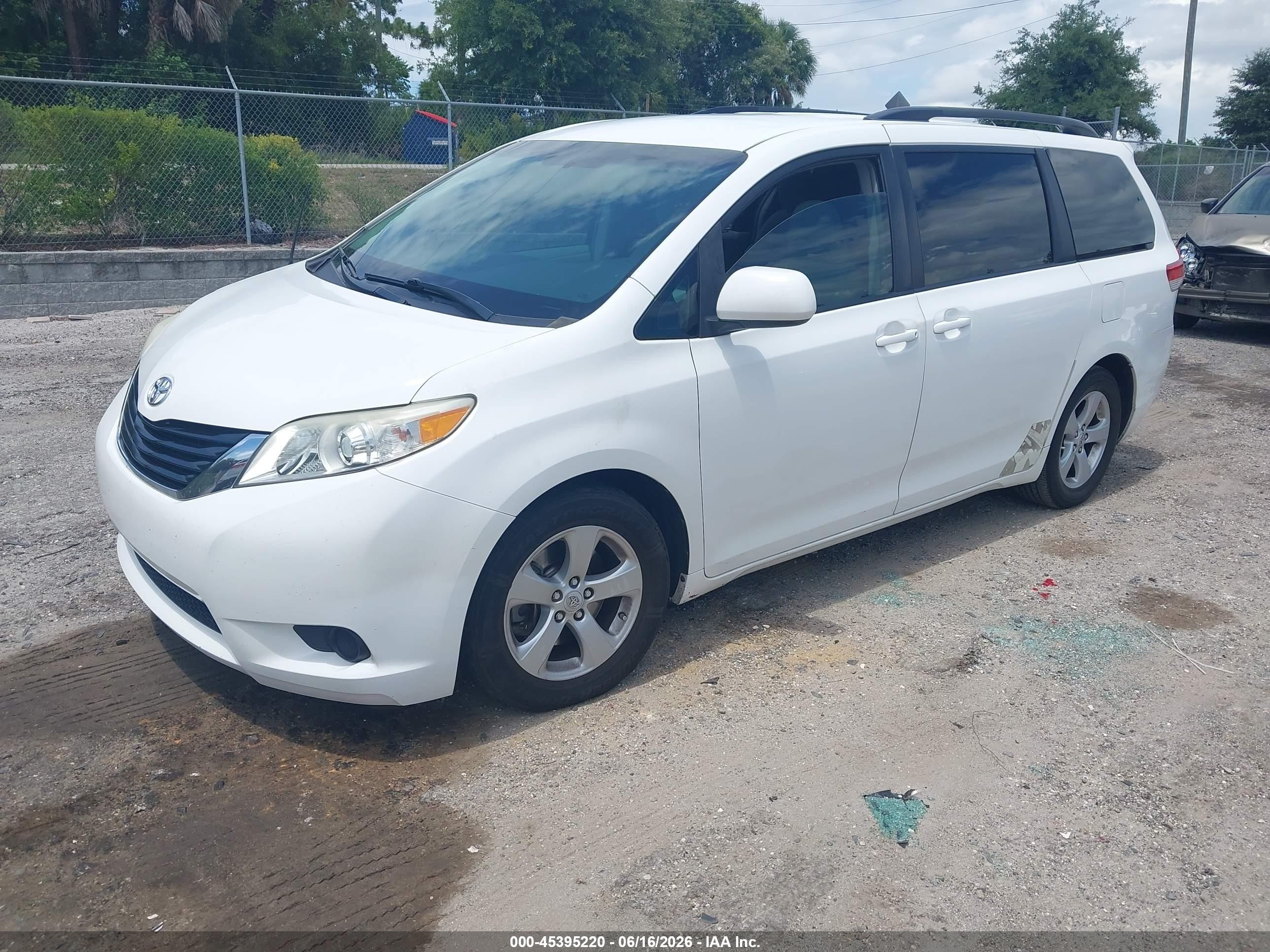 2011 Toyota Sienna Le V6 White vin: 5TDKK3DC2BS069443