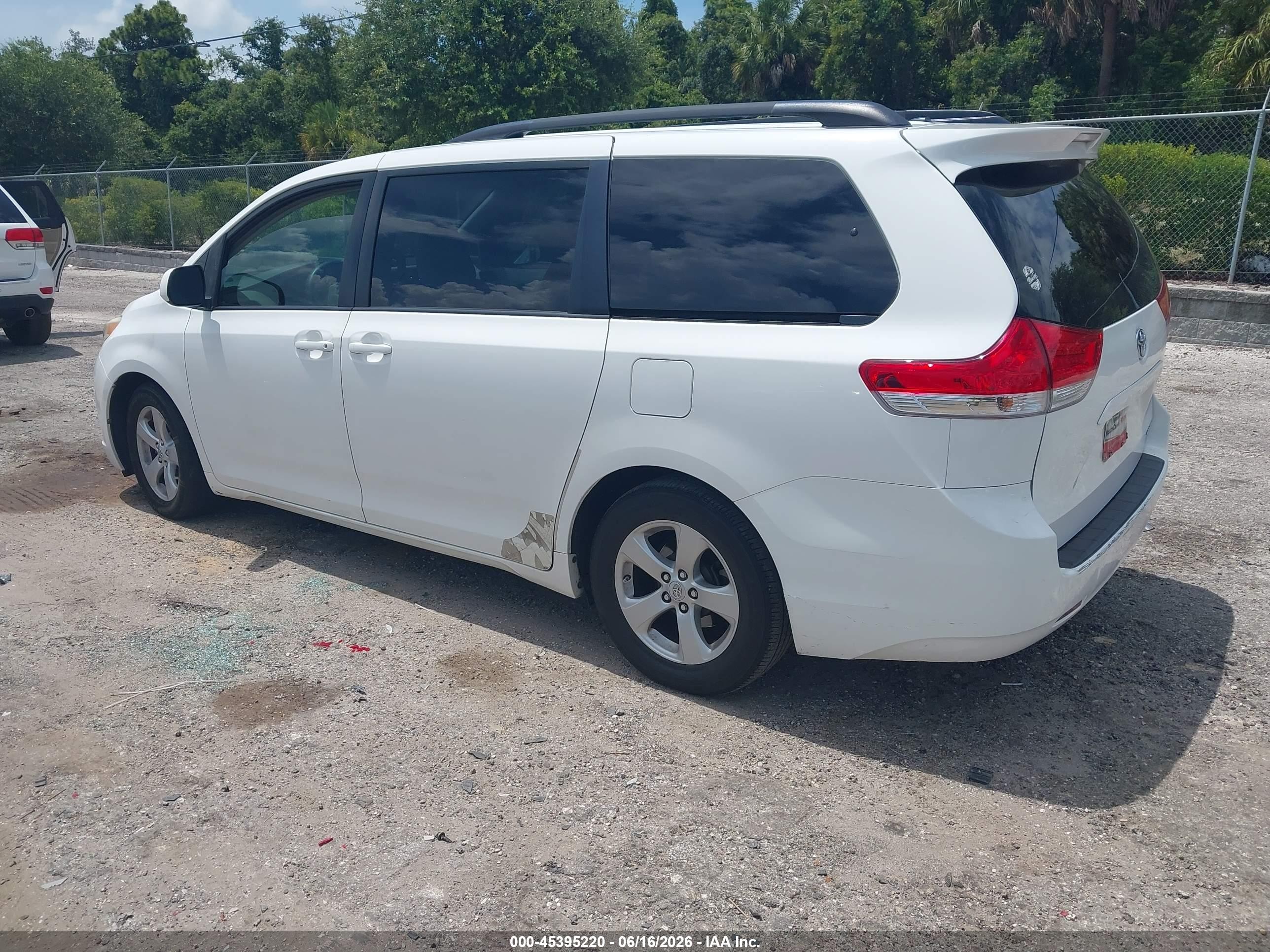 2011 Toyota Sienna Le V6 White vin: 5TDKK3DC2BS069443