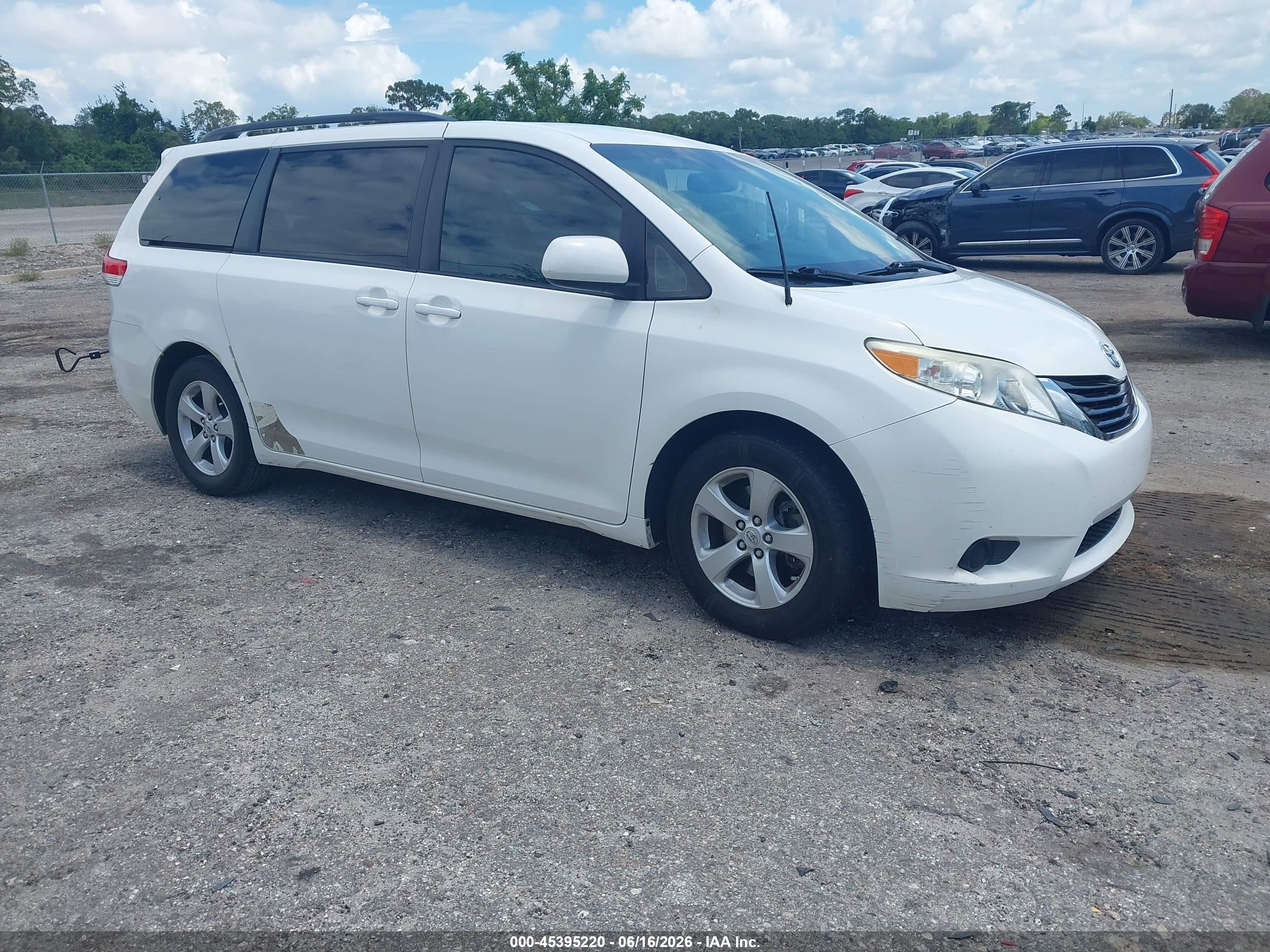 2011 Toyota Sienna Le V6 White vin: 5TDKK3DC2BS069443