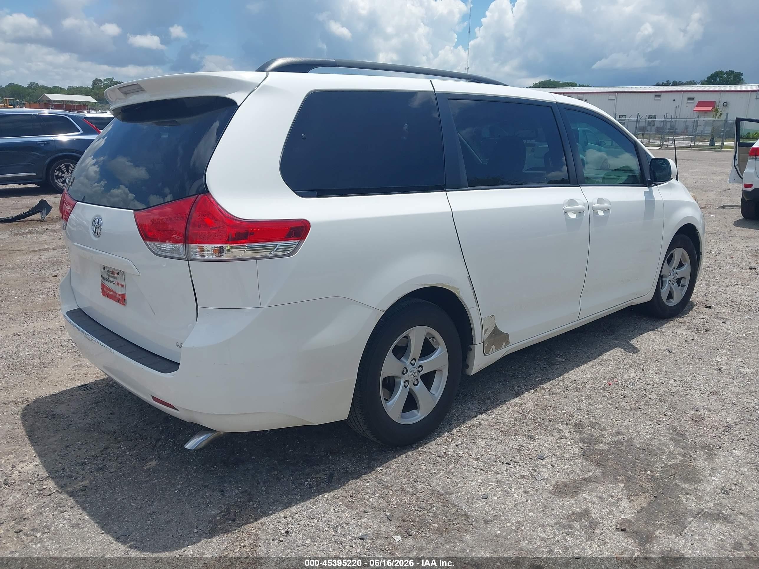 2011 Toyota Sienna Le V6 White vin: 5TDKK3DC2BS069443