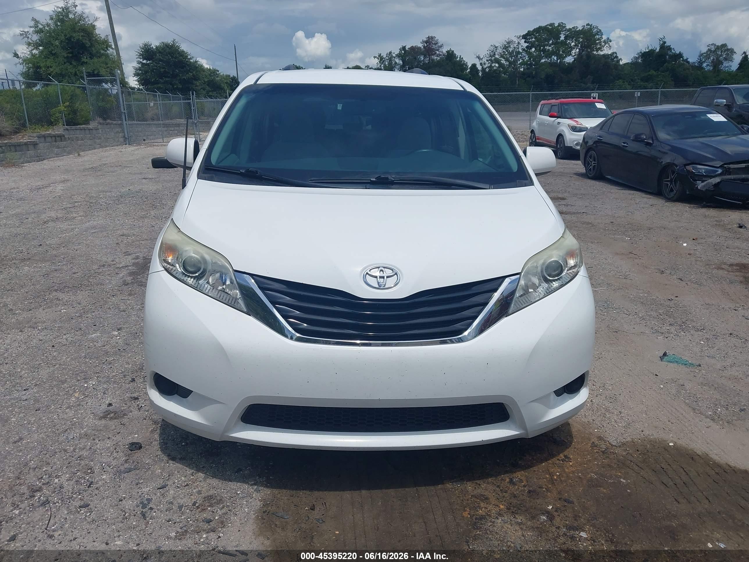 2011 Toyota Sienna Le V6 White vin: 5TDKK3DC2BS069443