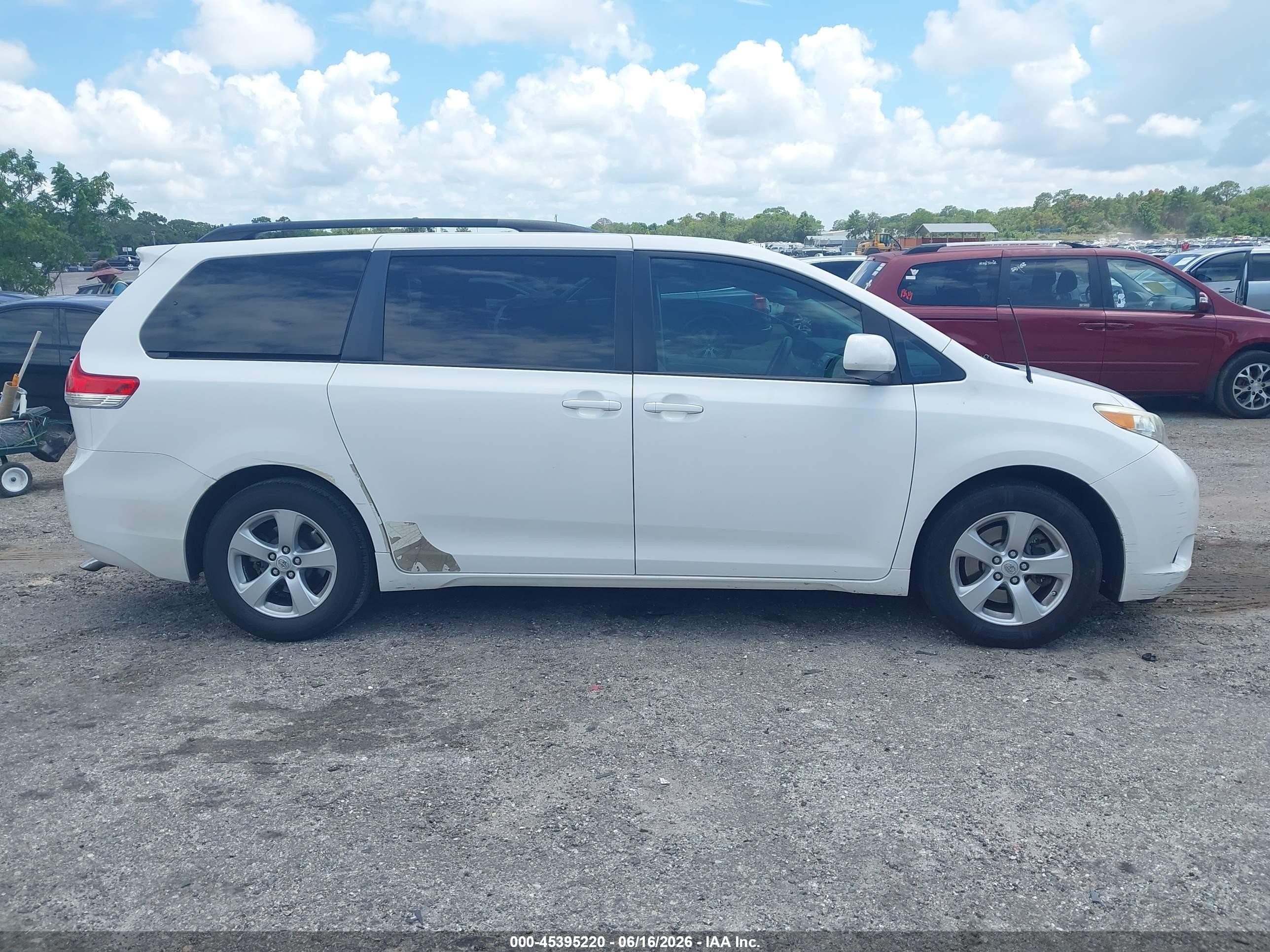 2011 Toyota Sienna Le V6 White vin: 5TDKK3DC2BS069443