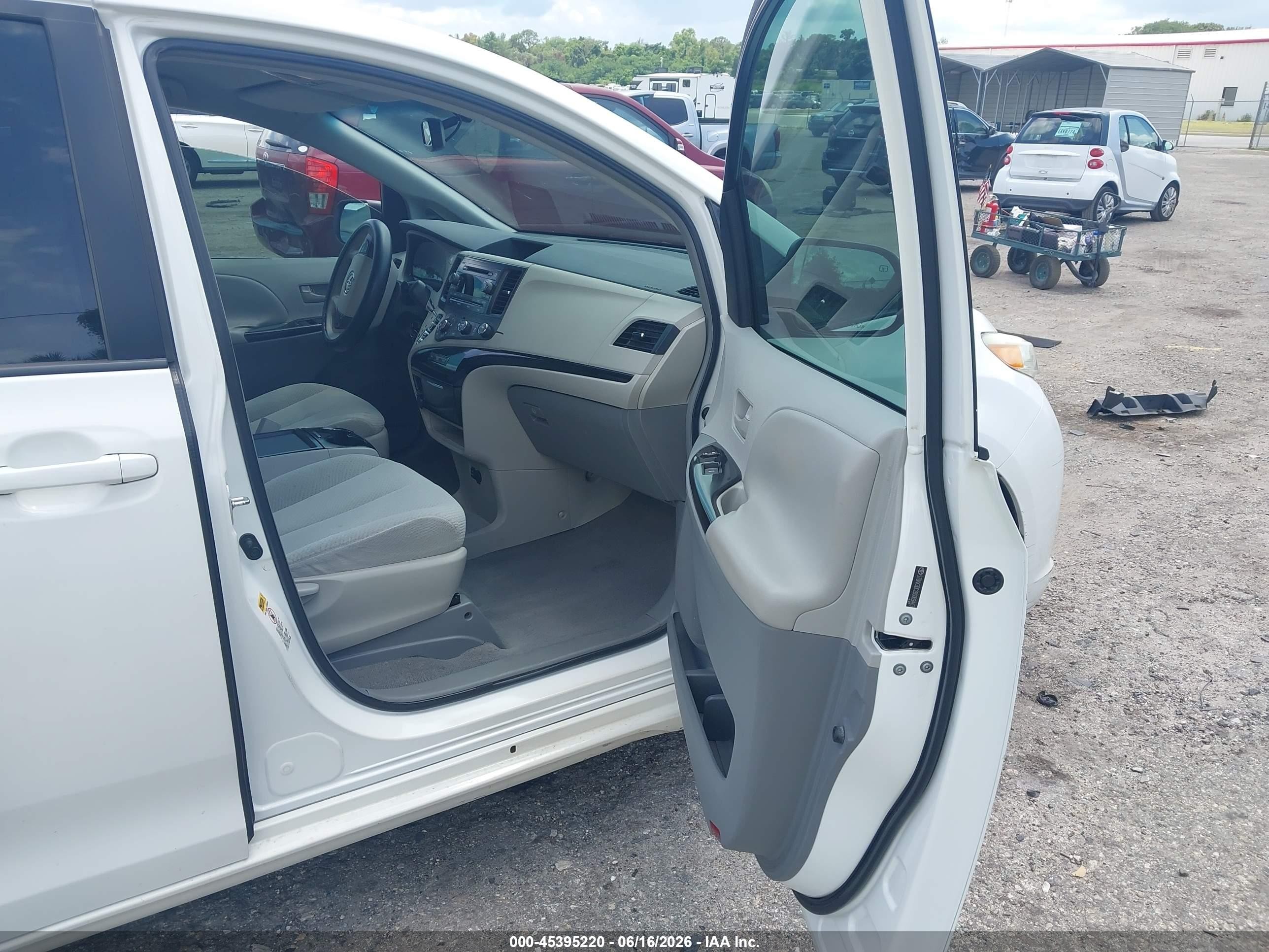 2011 Toyota Sienna Le V6 White vin: 5TDKK3DC2BS069443