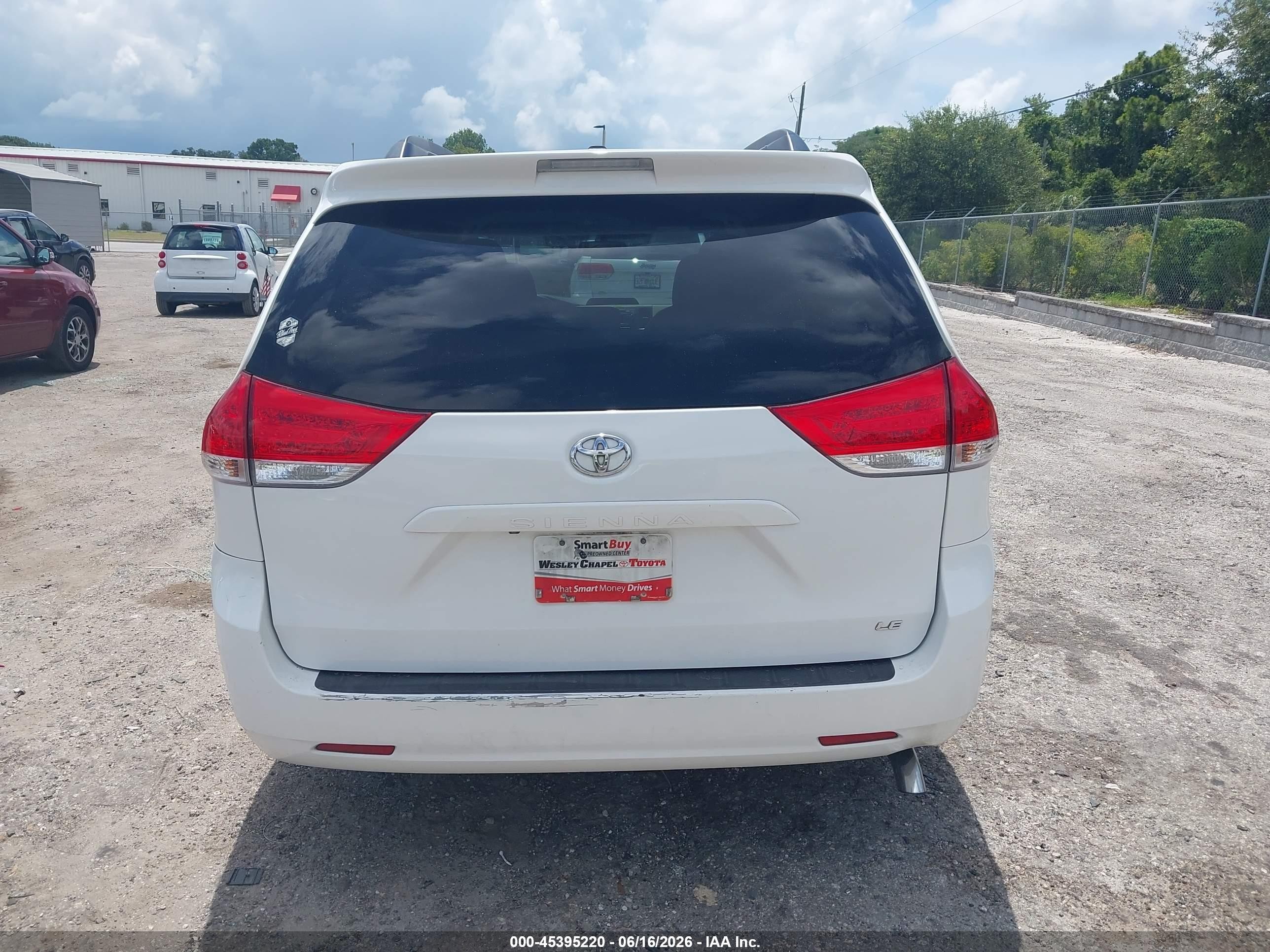 2011 Toyota Sienna Le V6 White vin: 5TDKK3DC2BS069443