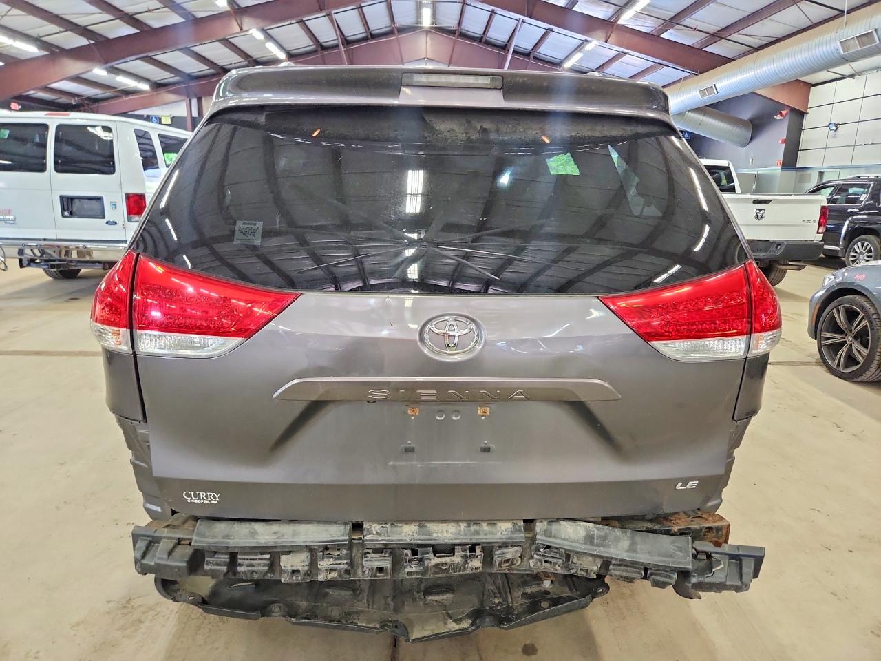 2011 Toyota Sienna Le Gray vin: 5TDKK3DC2BS080703