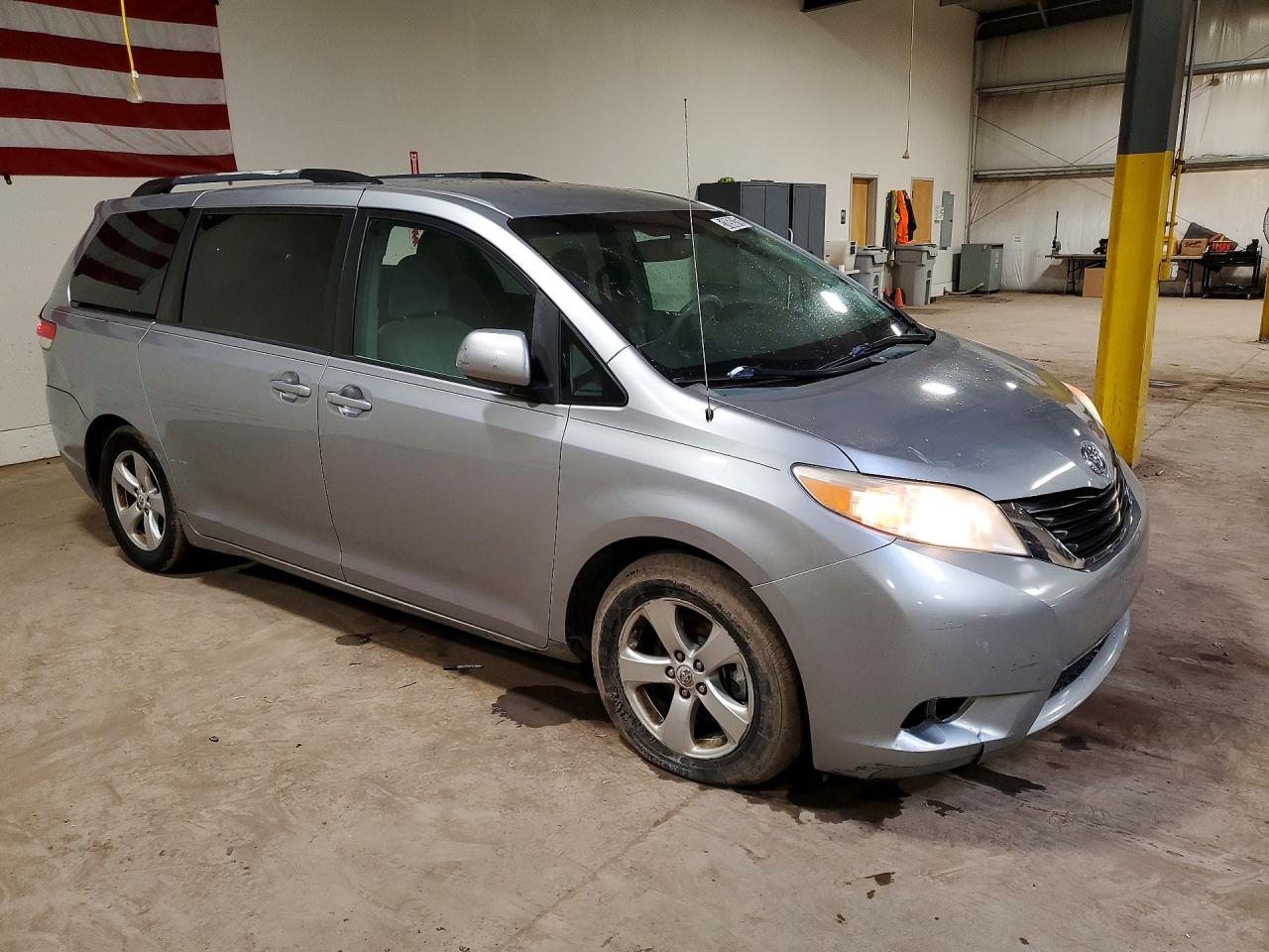 2011 Toyota Sienna Le Silver vin: 5TDKK3DC2BS085710