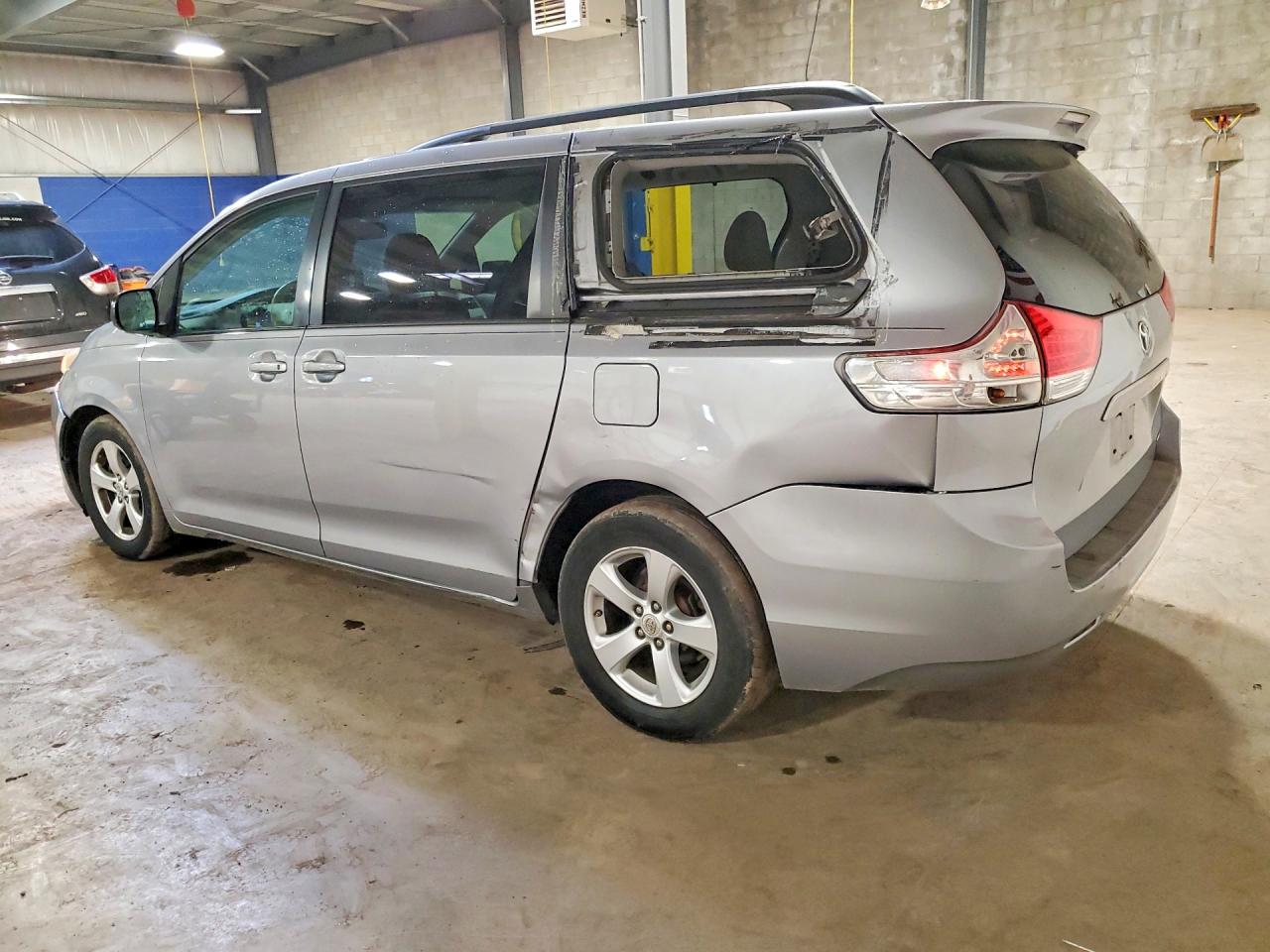 2011 Toyota Sienna Le Silver vin: 5TDKK3DC2BS085710