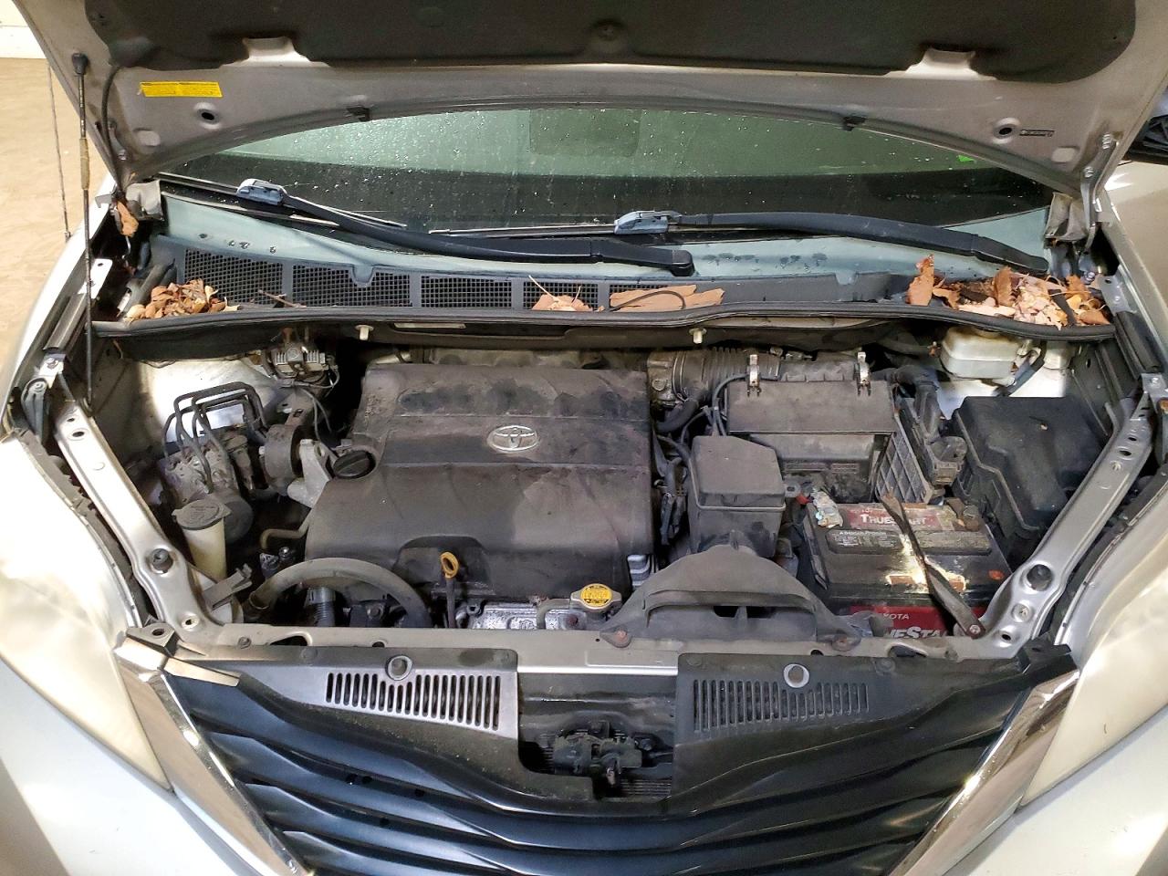 2011 Toyota Sienna Le Silver vin: 5TDKK3DC2BS085710