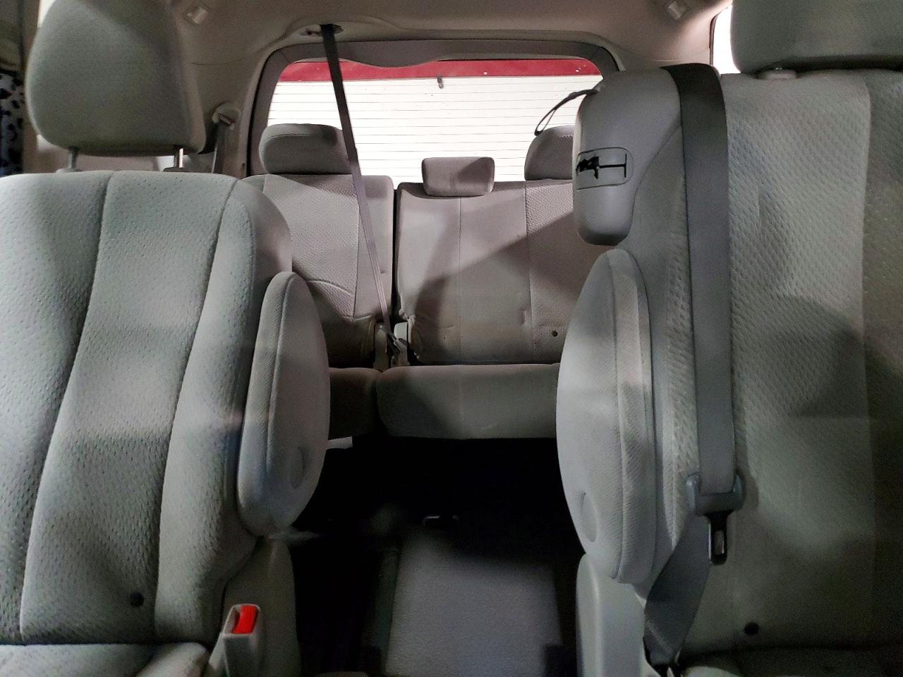 2011 Toyota Sienna Le Silver vin: 5TDKK3DC2BS085710