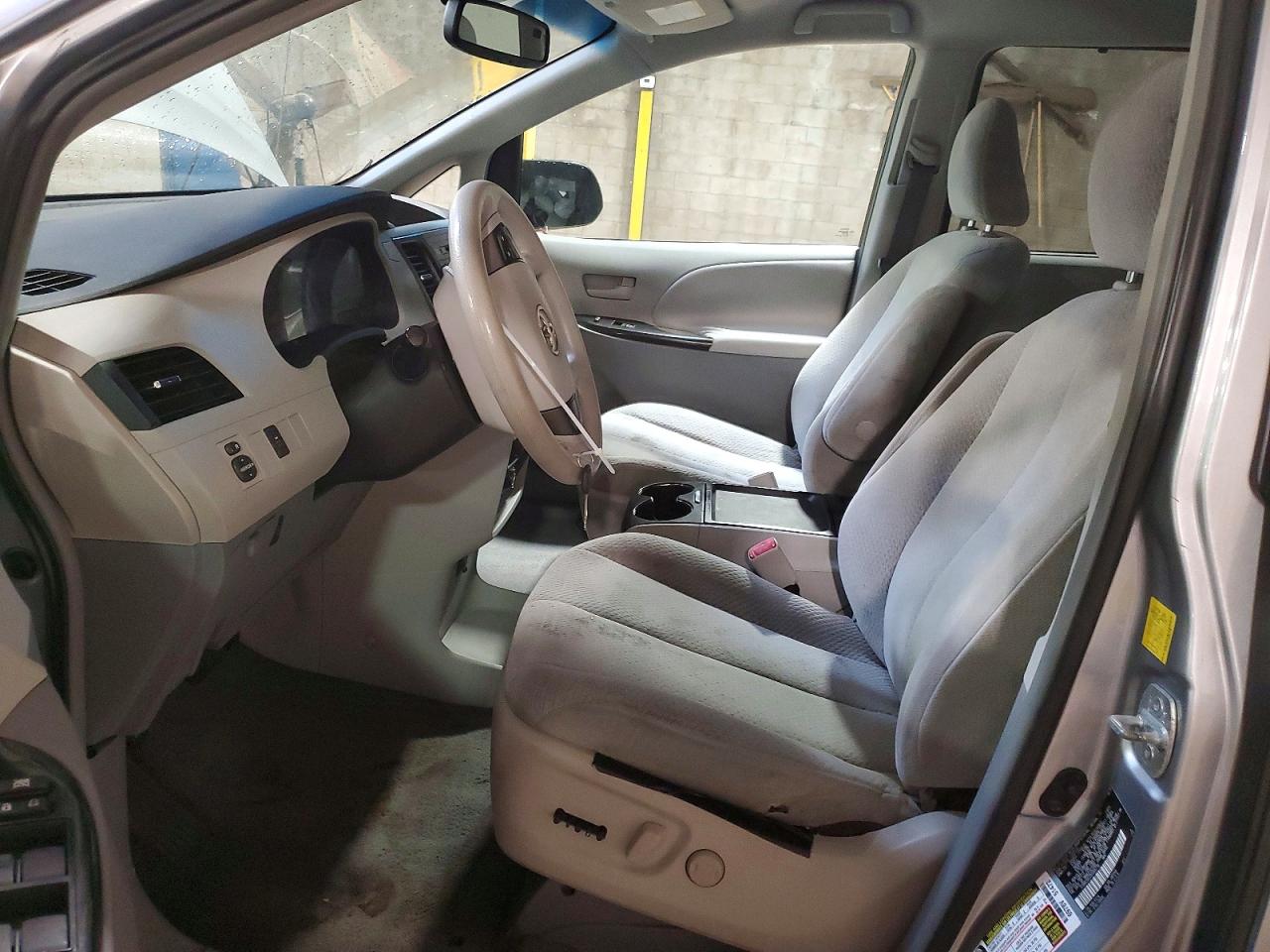 2011 Toyota Sienna Le Silver vin: 5TDKK3DC2BS085710