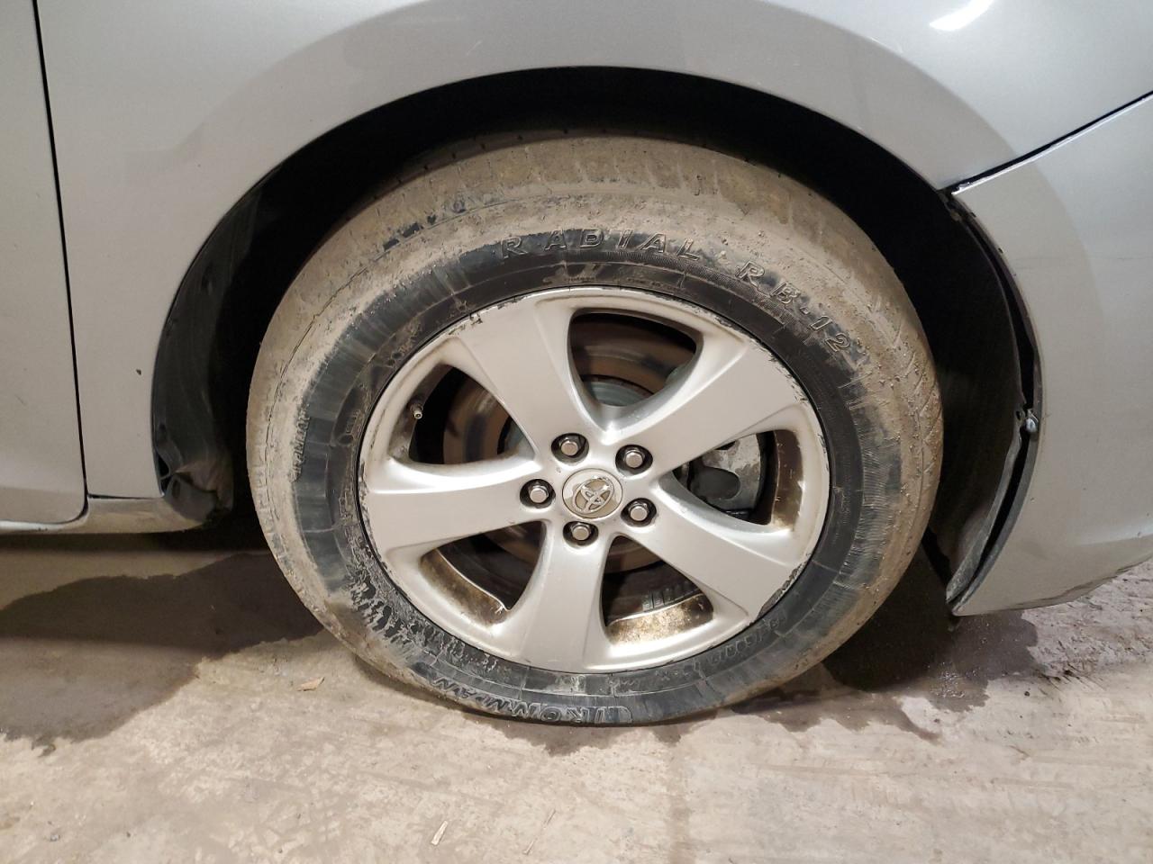 2011 Toyota Sienna Le Silver vin: 5TDKK3DC2BS085710 Damage: Right Front Wheel, Curb Rash, 9 To 10 Inches
