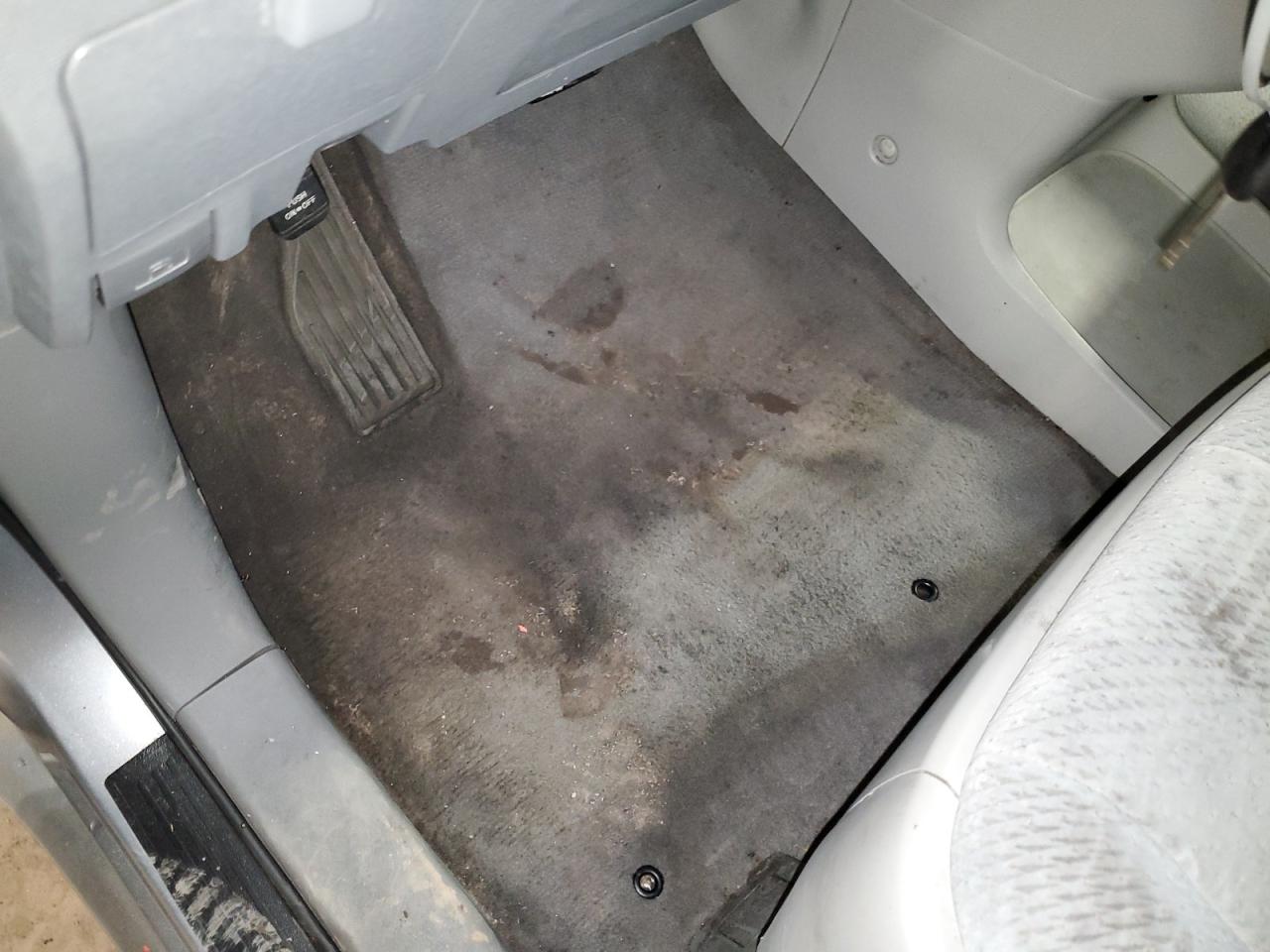 2011 Toyota Sienna Le Silver vin: 5TDKK3DC2BS085710 Damage: Left Front Carpet, Stained, Permanent