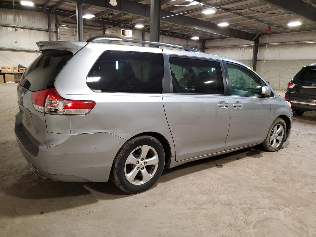 2011 Toyota Sienna Le Silver vin: 5TDKK3DC2BS085710 Damage: Right Tail Light, Broken, Replacement Required