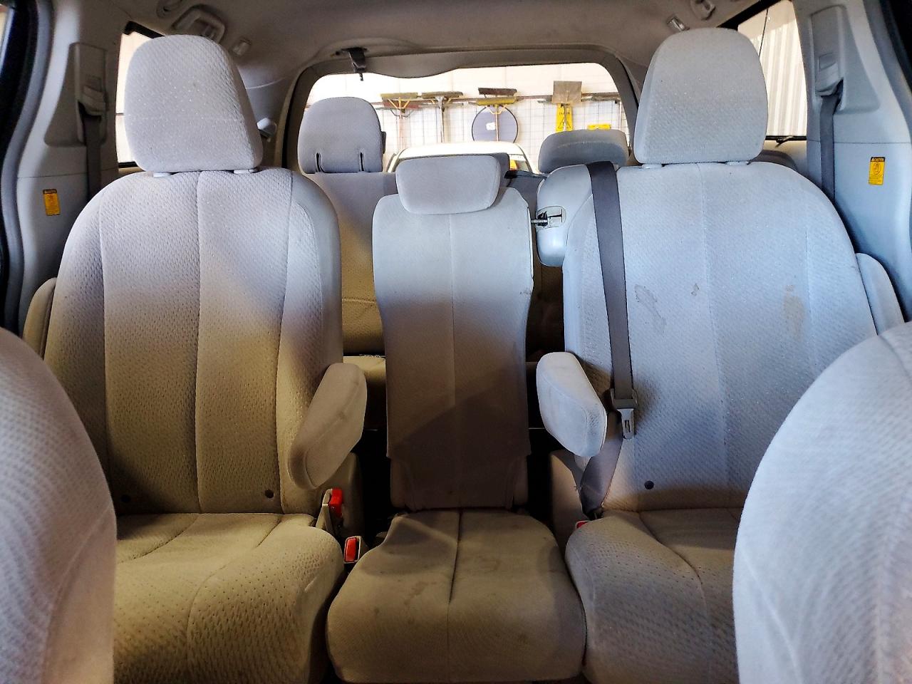 2011 Toyota Sienna Le Maroon vin: 5TDKK3DC2BS087750