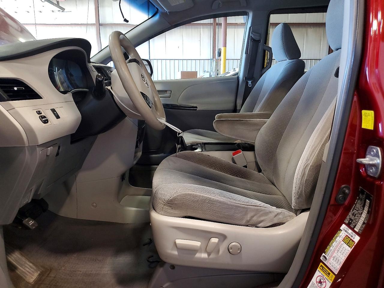 2011 Toyota Sienna Le Maroon vin: 5TDKK3DC2BS087750