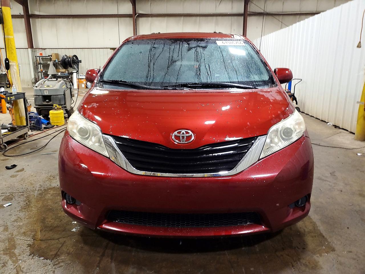 2011 Toyota Sienna Le Maroon vin: 5TDKK3DC2BS087750