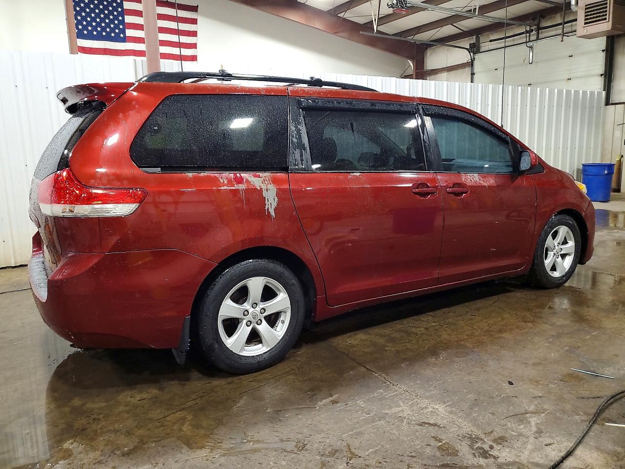 2011 Toyota Sienna Le Maroon vin: 5TDKK3DC2BS087750