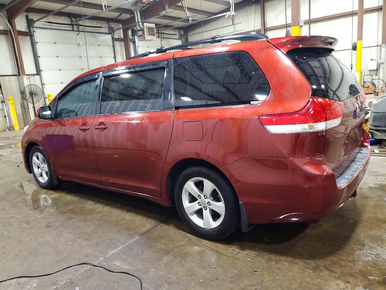 2011 Toyota Sienna Le Maroon vin: 5TDKK3DC2BS087750