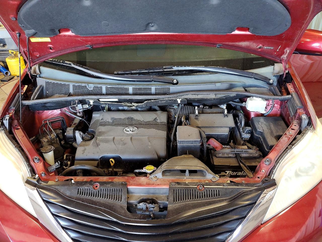 2011 Toyota Sienna Le Maroon vin: 5TDKK3DC2BS087750