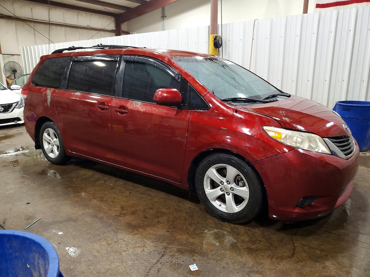 2011 Toyota Sienna Le Maroon vin: 5TDKK3DC2BS087750