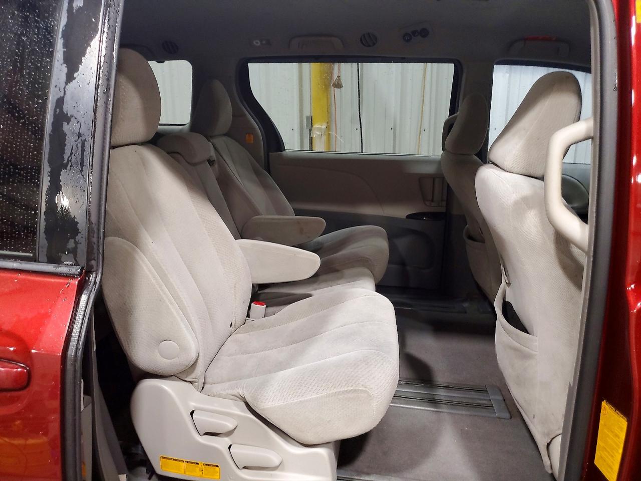 2011 Toyota Sienna Le Maroon vin: 5TDKK3DC2BS087750