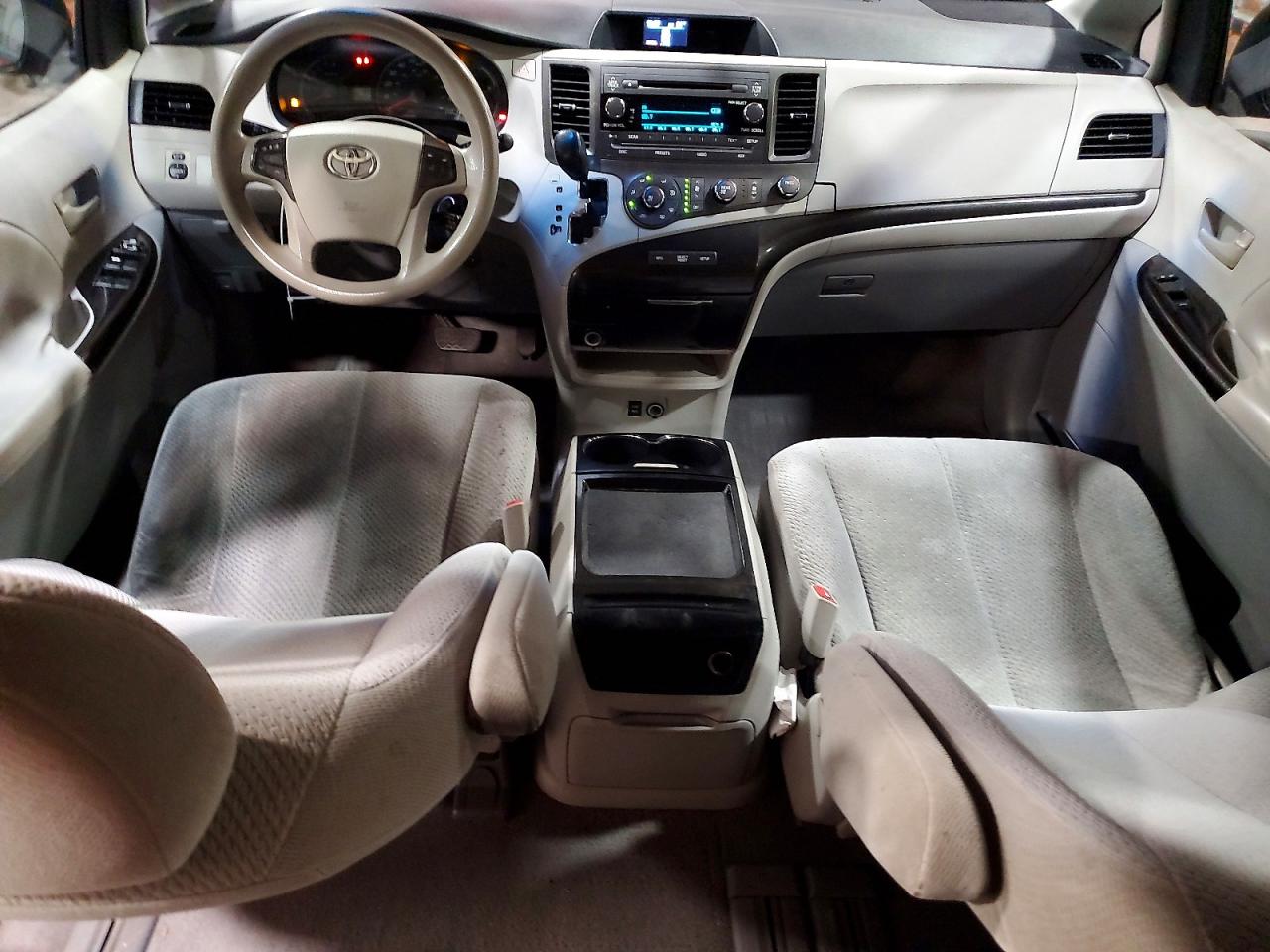 2011 Toyota Sienna Le Maroon vin: 5TDKK3DC2BS087750