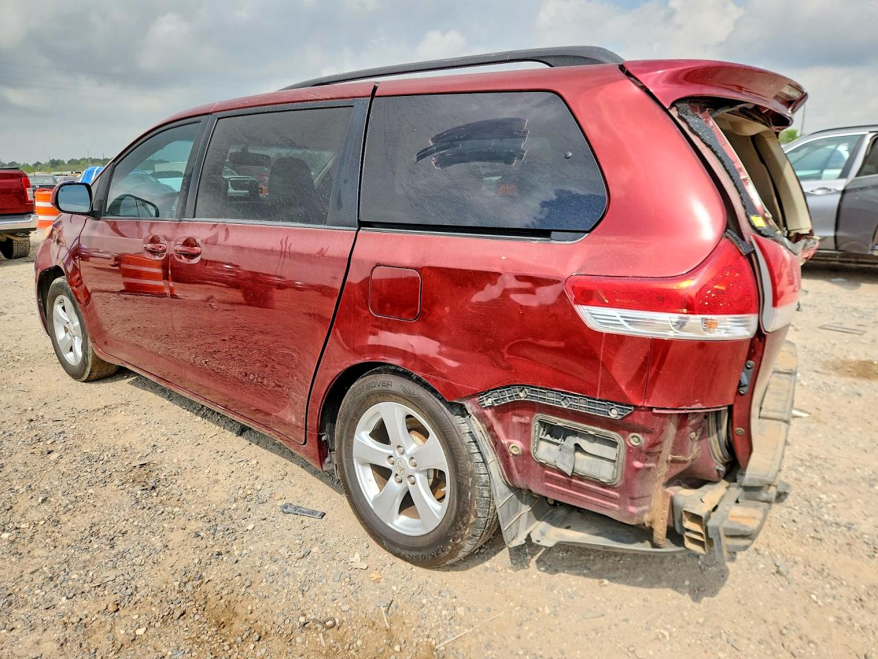 2011 Toyota Sienna Le 8-passenger Red vin: 5TDKK3DC2BS093399