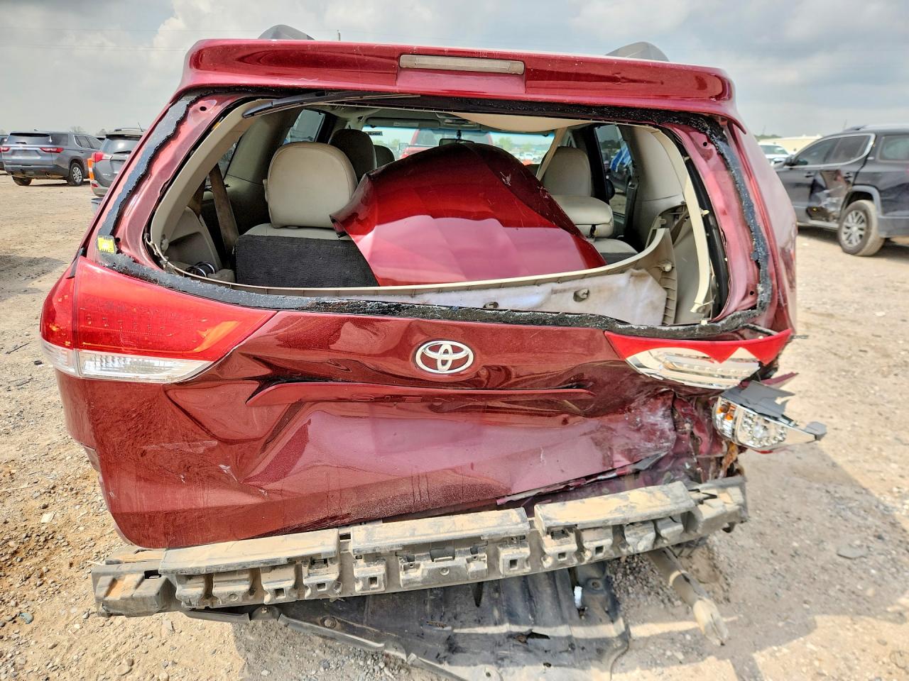 2011 Toyota Sienna Le 8-passenger Red vin: 5TDKK3DC2BS093399