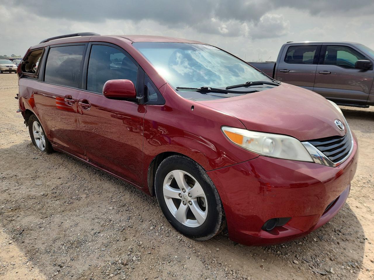 2011 Toyota Sienna Le 8-passenger Red vin: 5TDKK3DC2BS093399