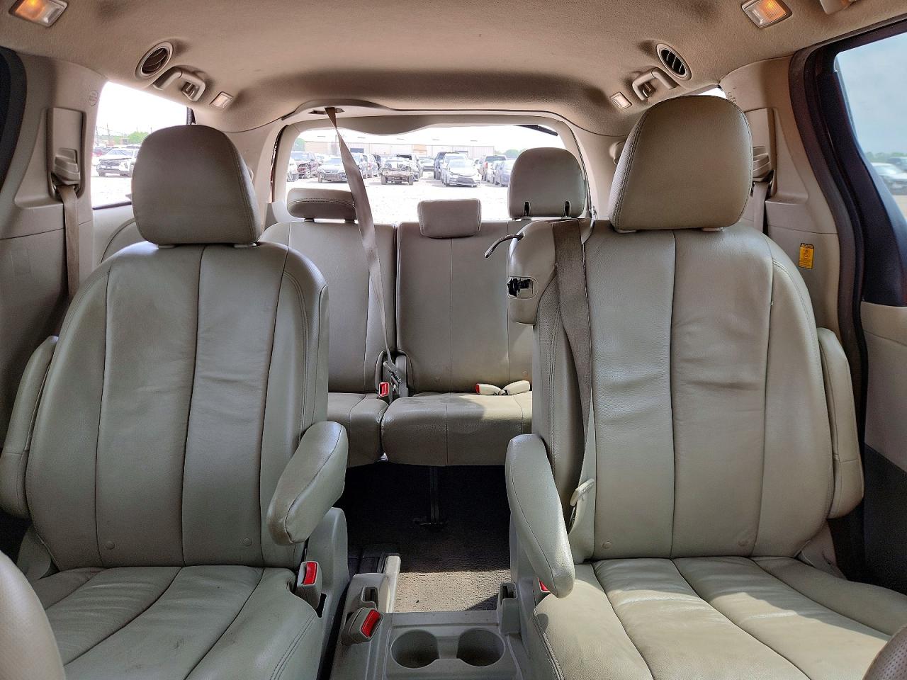2011 Toyota Sienna Le 8-passenger Red vin: 5TDKK3DC2BS093399