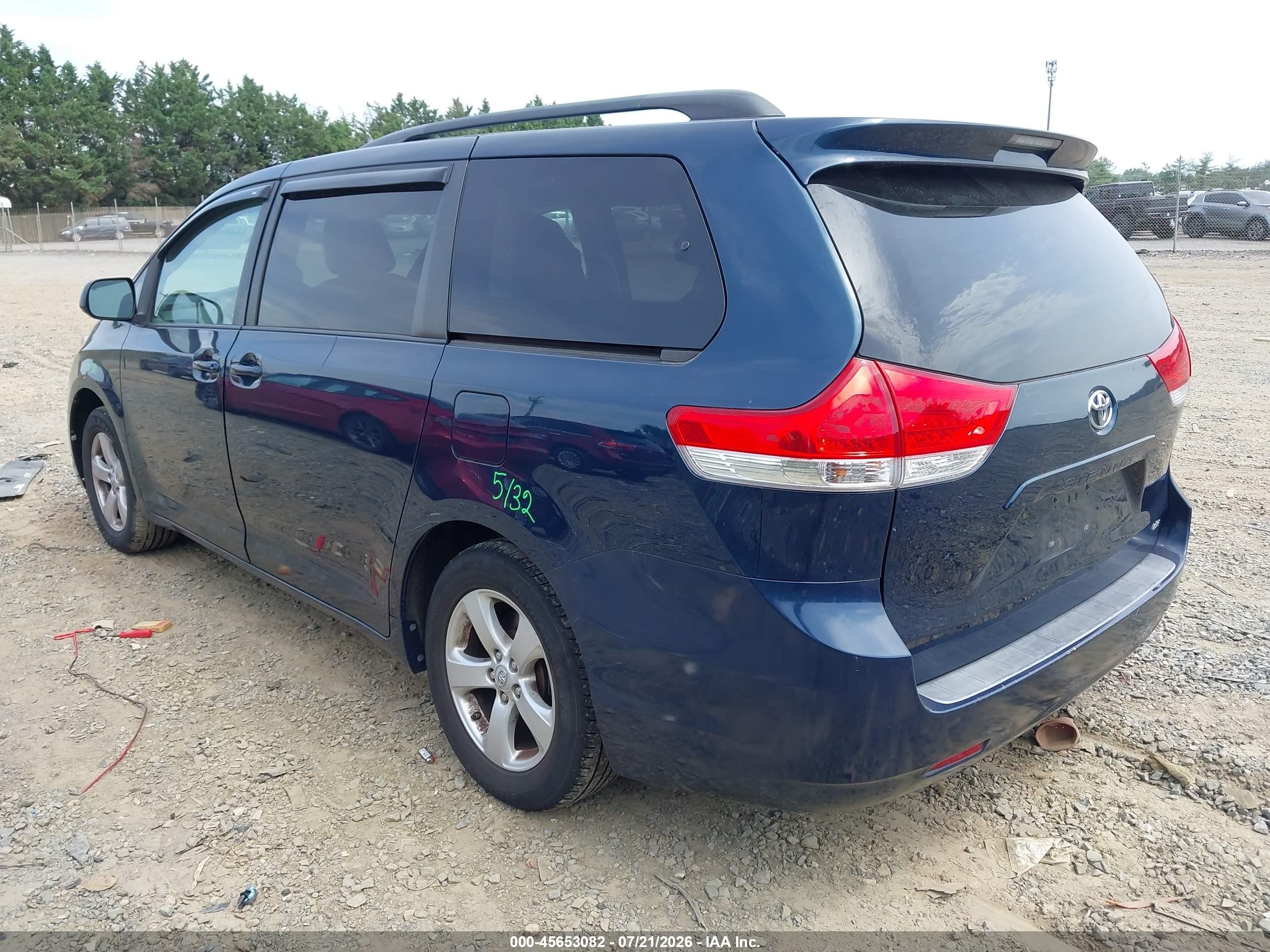 2011 Toyota Sienna Le V6 Dark Blue vin: 5TDKK3DC2BS093855