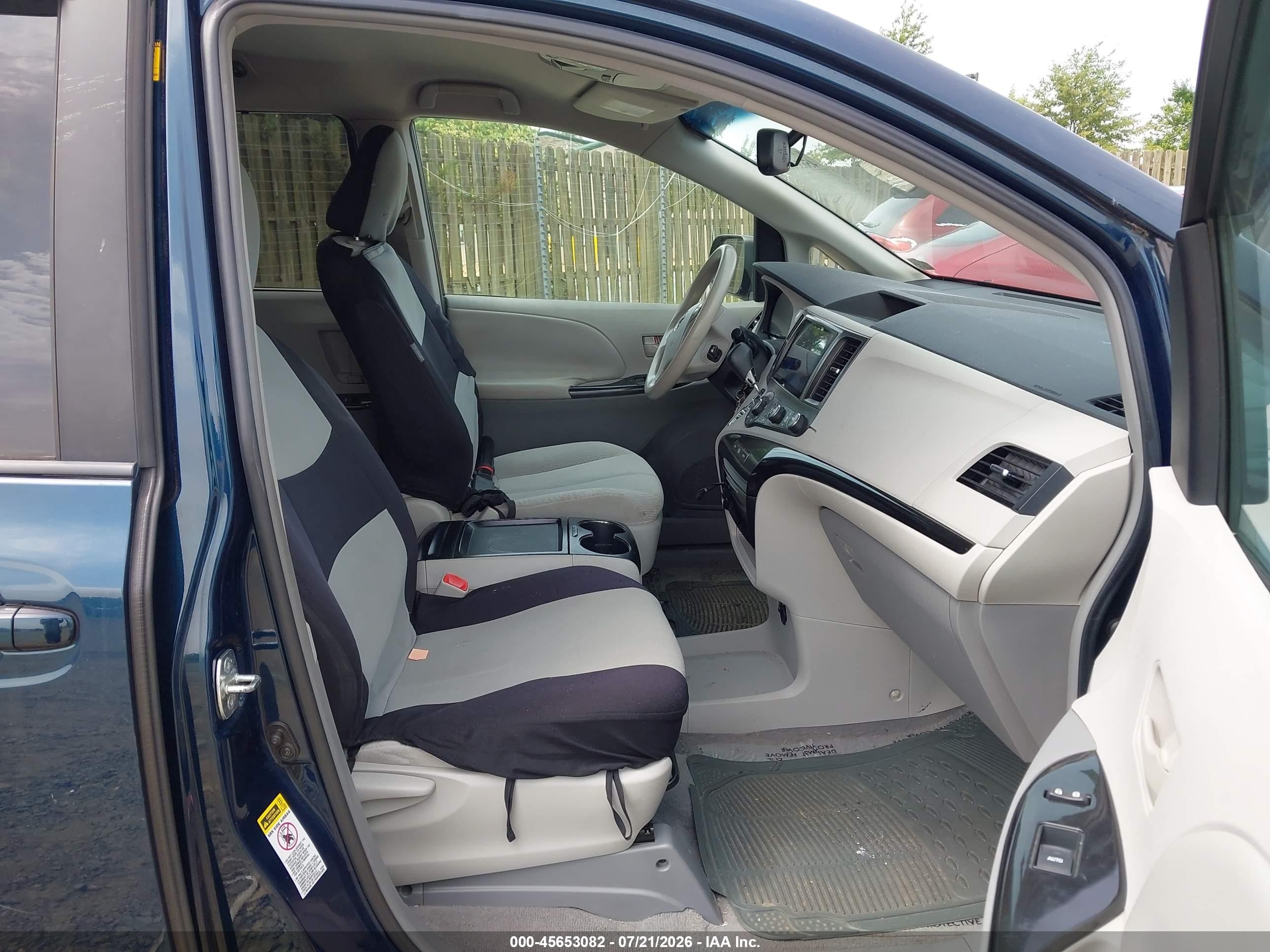 2011 Toyota Sienna Le V6 Dark Blue vin: 5TDKK3DC2BS093855