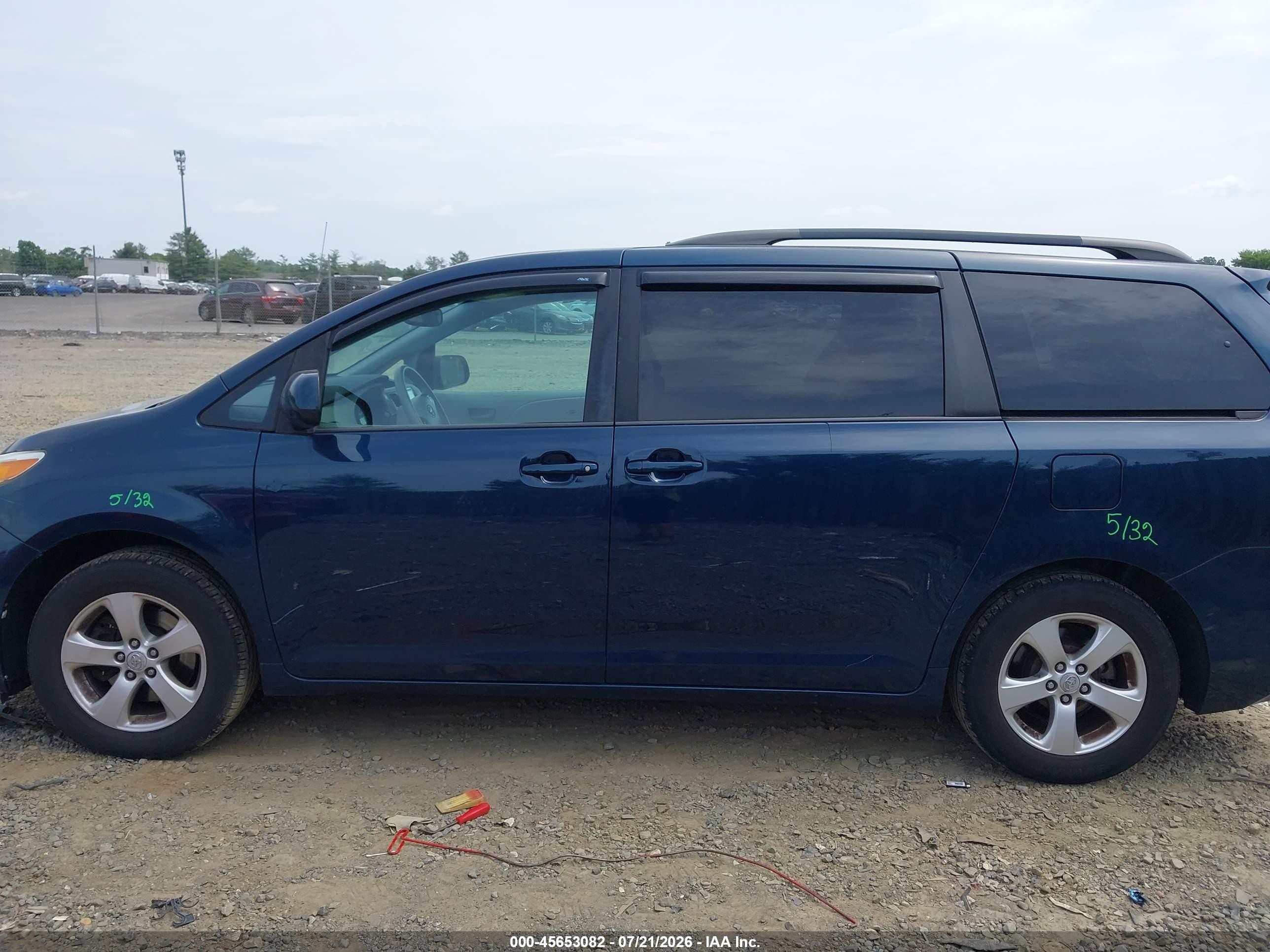 2011 Toyota Sienna Le V6 Dark Blue vin: 5TDKK3DC2BS093855
