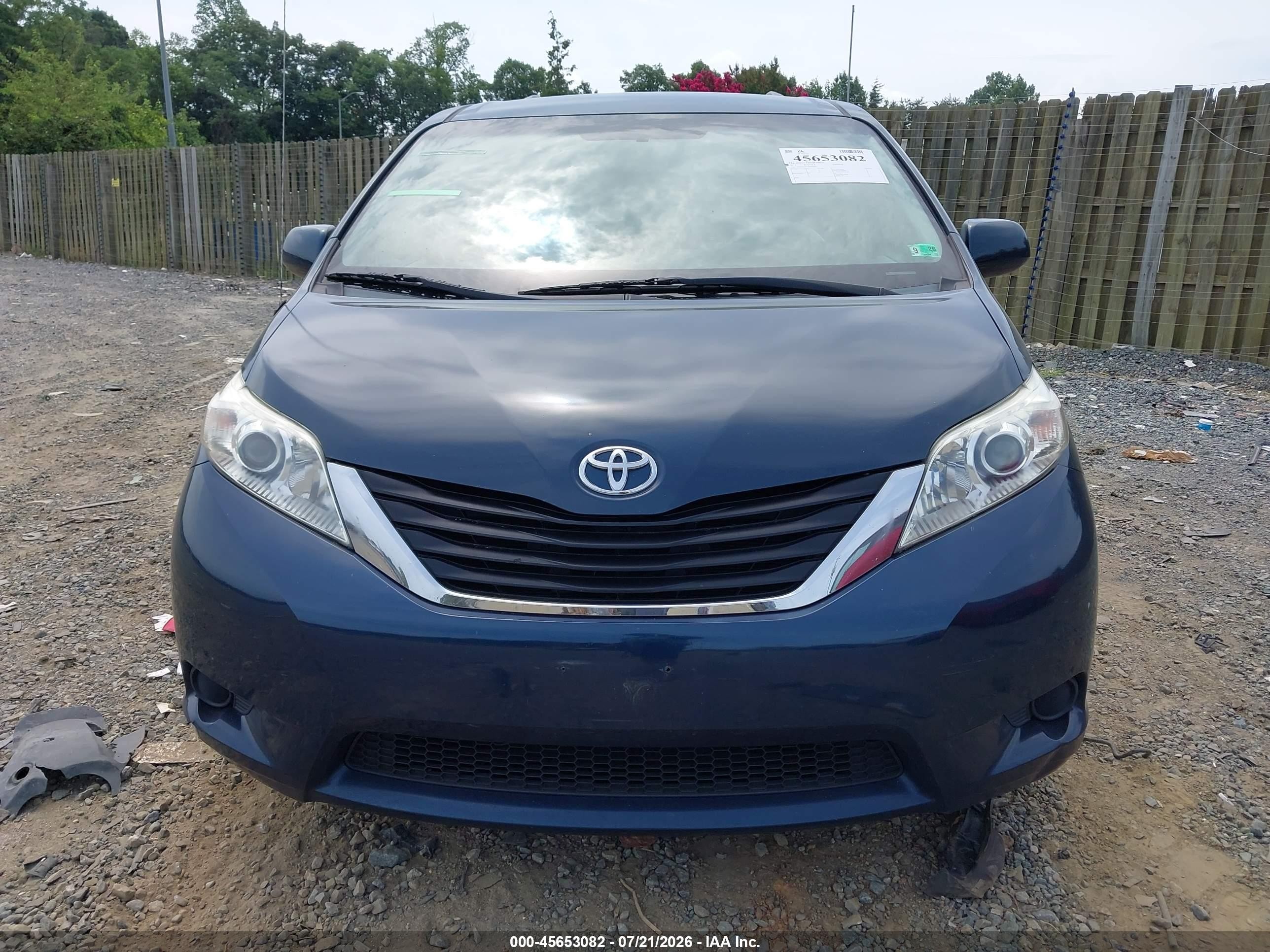 2011 Toyota Sienna Le V6 Dark Blue vin: 5TDKK3DC2BS093855