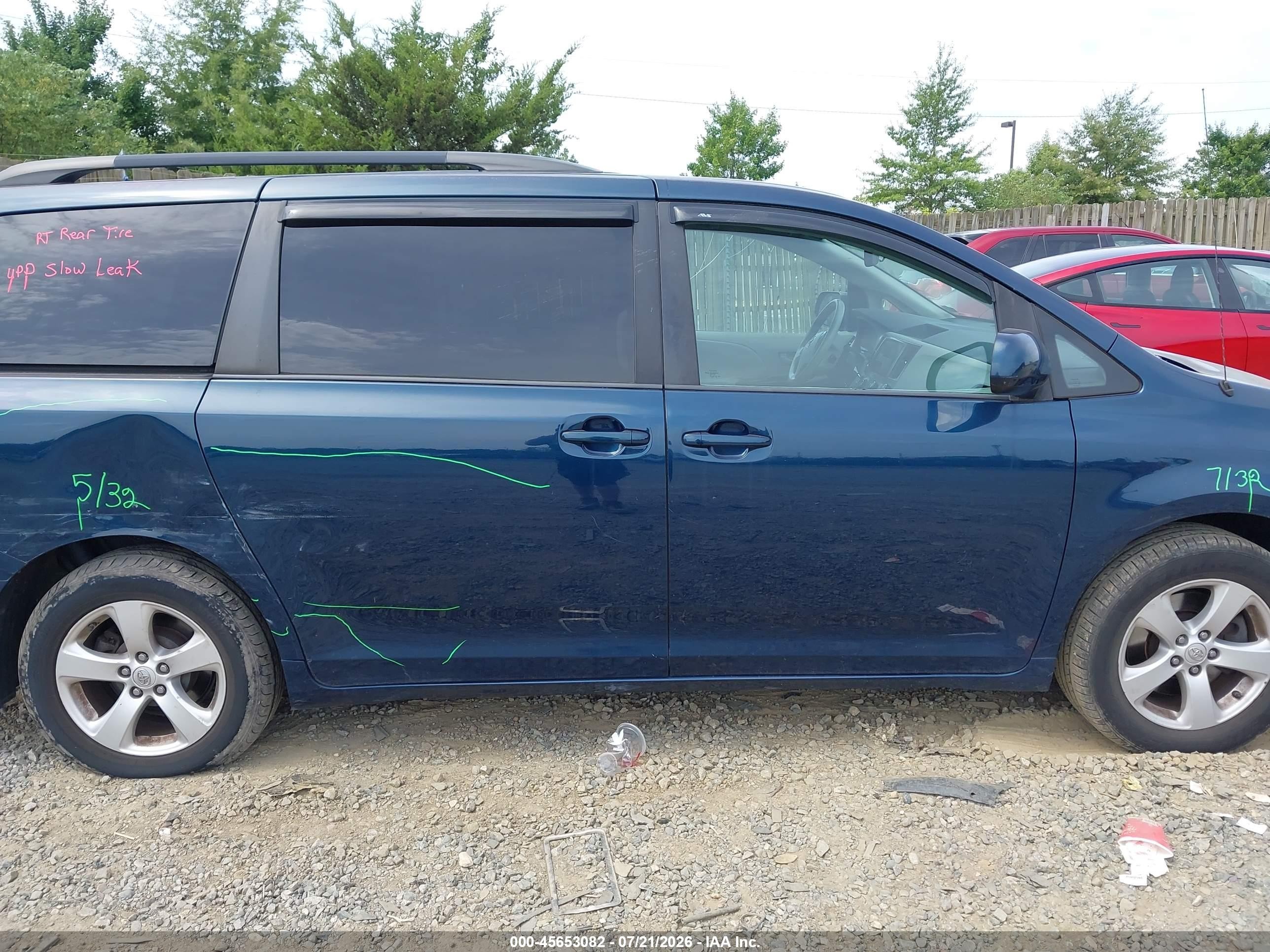 2011 Toyota Sienna Le V6 Dark Blue vin: 5TDKK3DC2BS093855