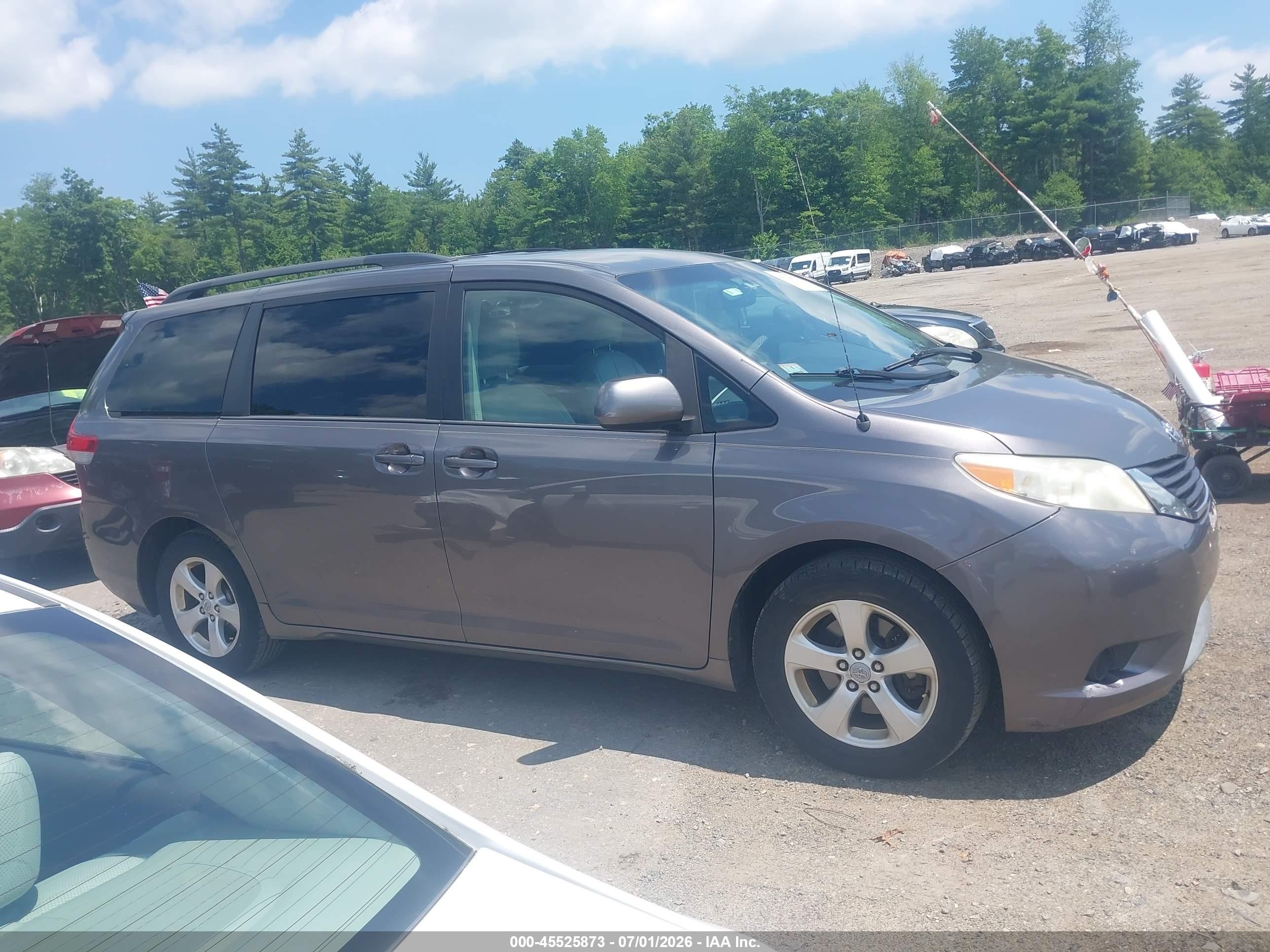 2011 Toyota Sienna Le V6 Gray vin: 5TDKK3DC2BS130824
