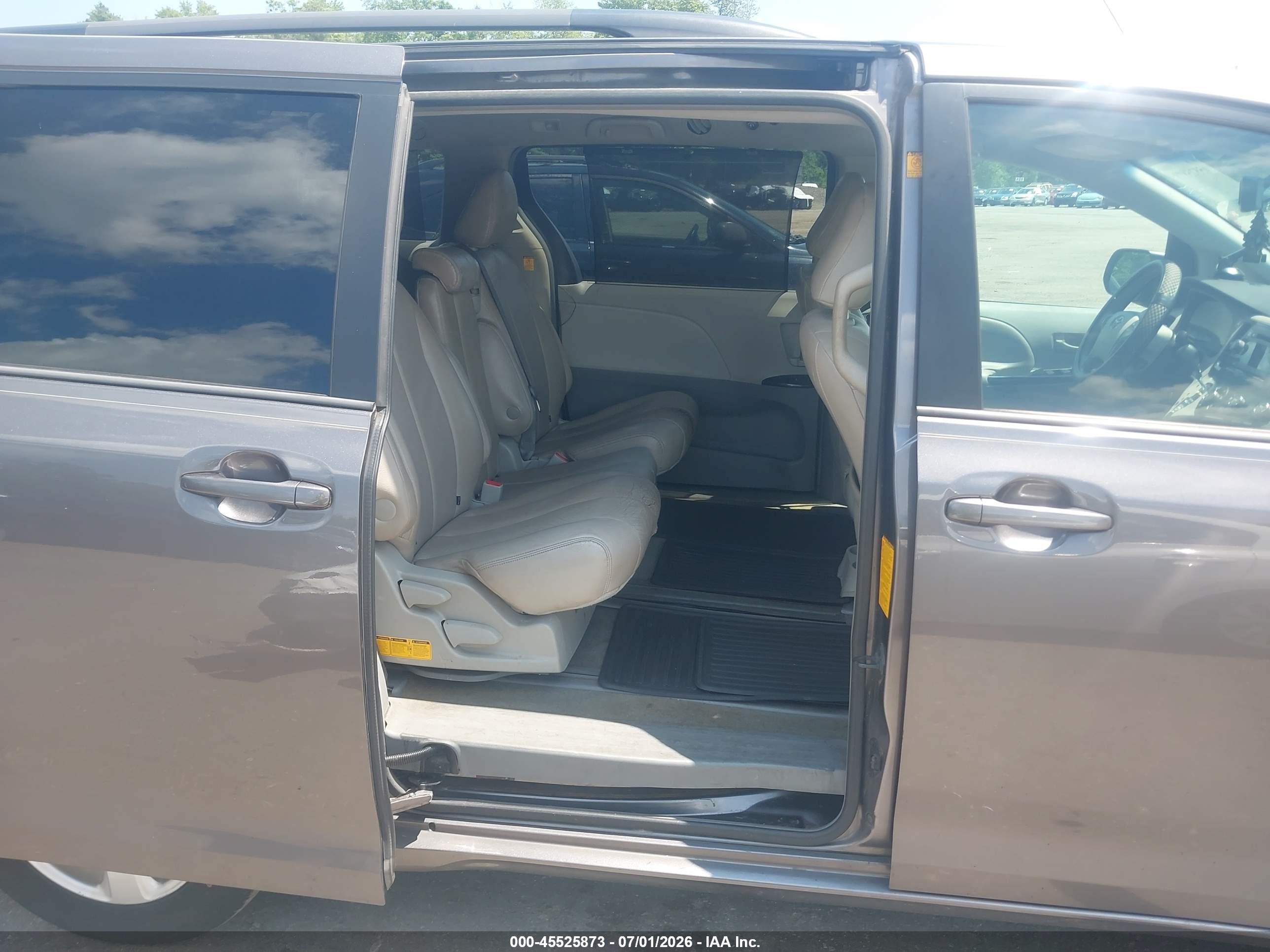 2011 Toyota Sienna Le V6 Gray vin: 5TDKK3DC2BS130824